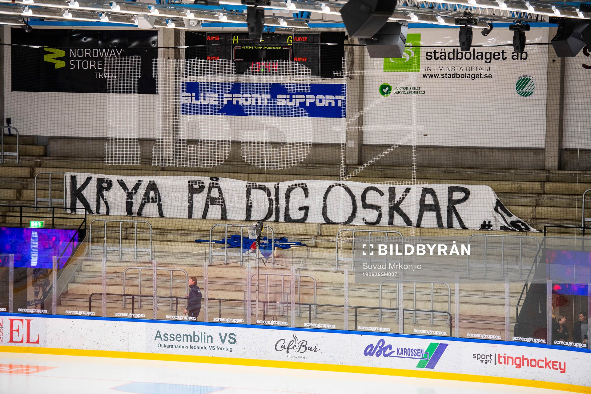 En banderoll med texten ”Krya på dig Oskar” som en