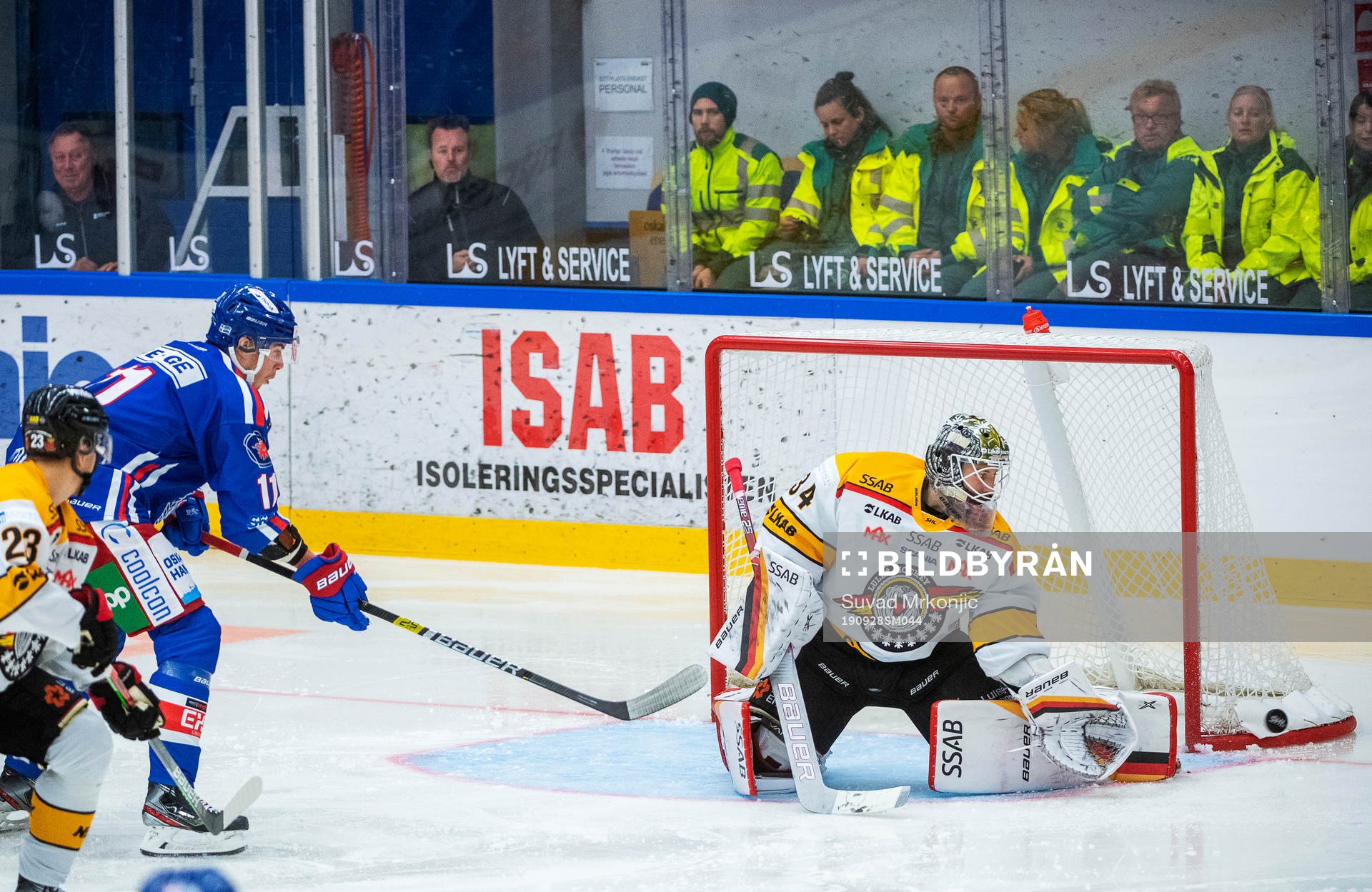 Oskarshamns Joakim Thelin och Luleås målvakt Joel