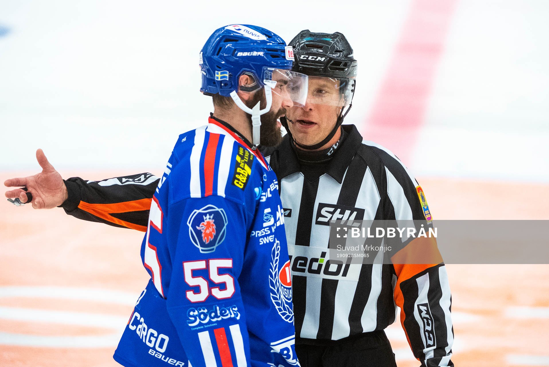 Oskarshamns Johan Alm diskuterar ett domslut med domaren