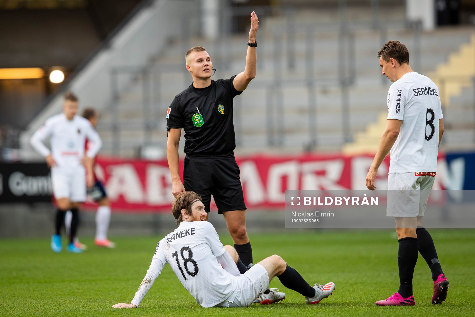 Den Finska domaren Atte Jussila och Brommapojkarnas Marcus Gustafsson och Marcus Hansson under fotbollsmatchen i Superettan mellan Örgryte och Brommapojkarna den 28 september 2019 i Göteborg.