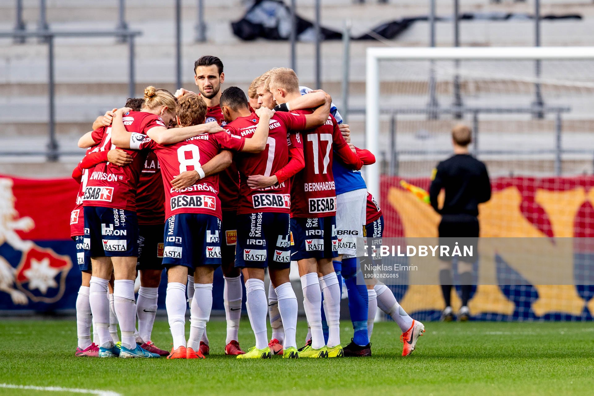 Örgrytes Oliver Stanisic laddar med laget