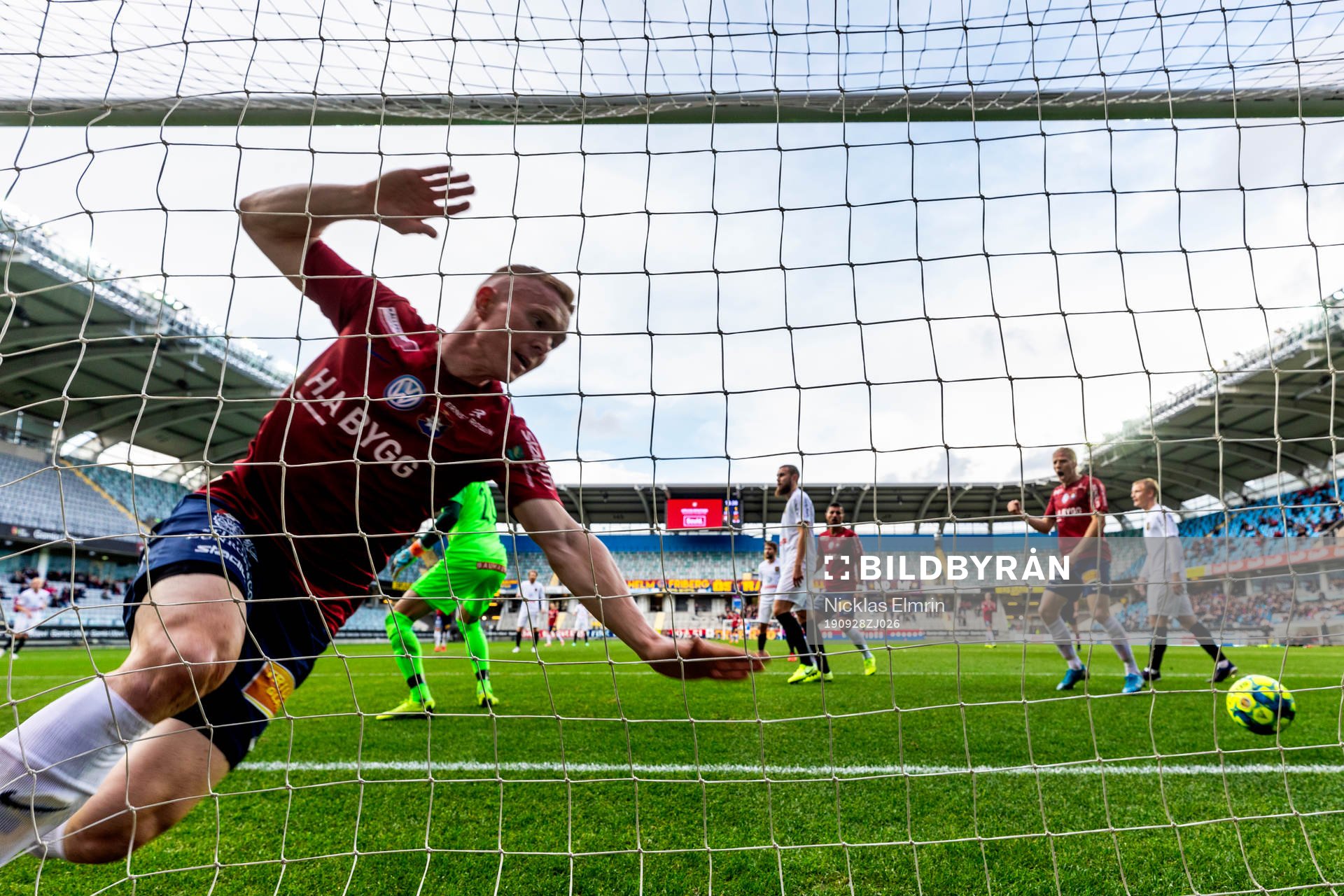 Örgrytes David Engström gör 1-1 under fotbollsmatchen i Superettan mellan Örgryte och Brommapojkarna den 28 september 2019 i Göteborg.