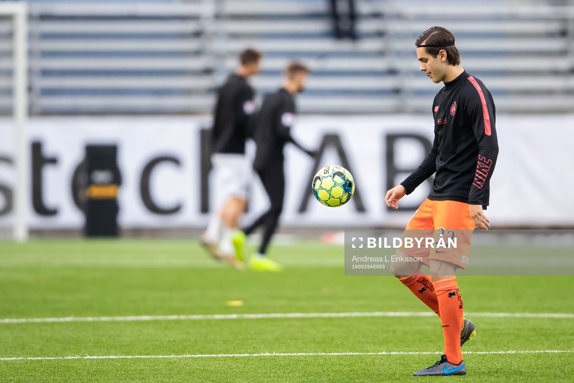 AFC Eskilstunas Adi Nalic värmer upp