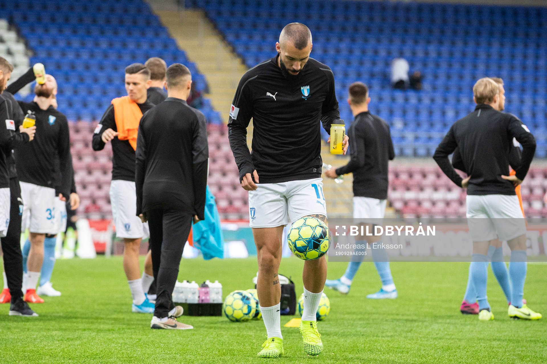 Malmö FFs Guillermo Molins värmer upp