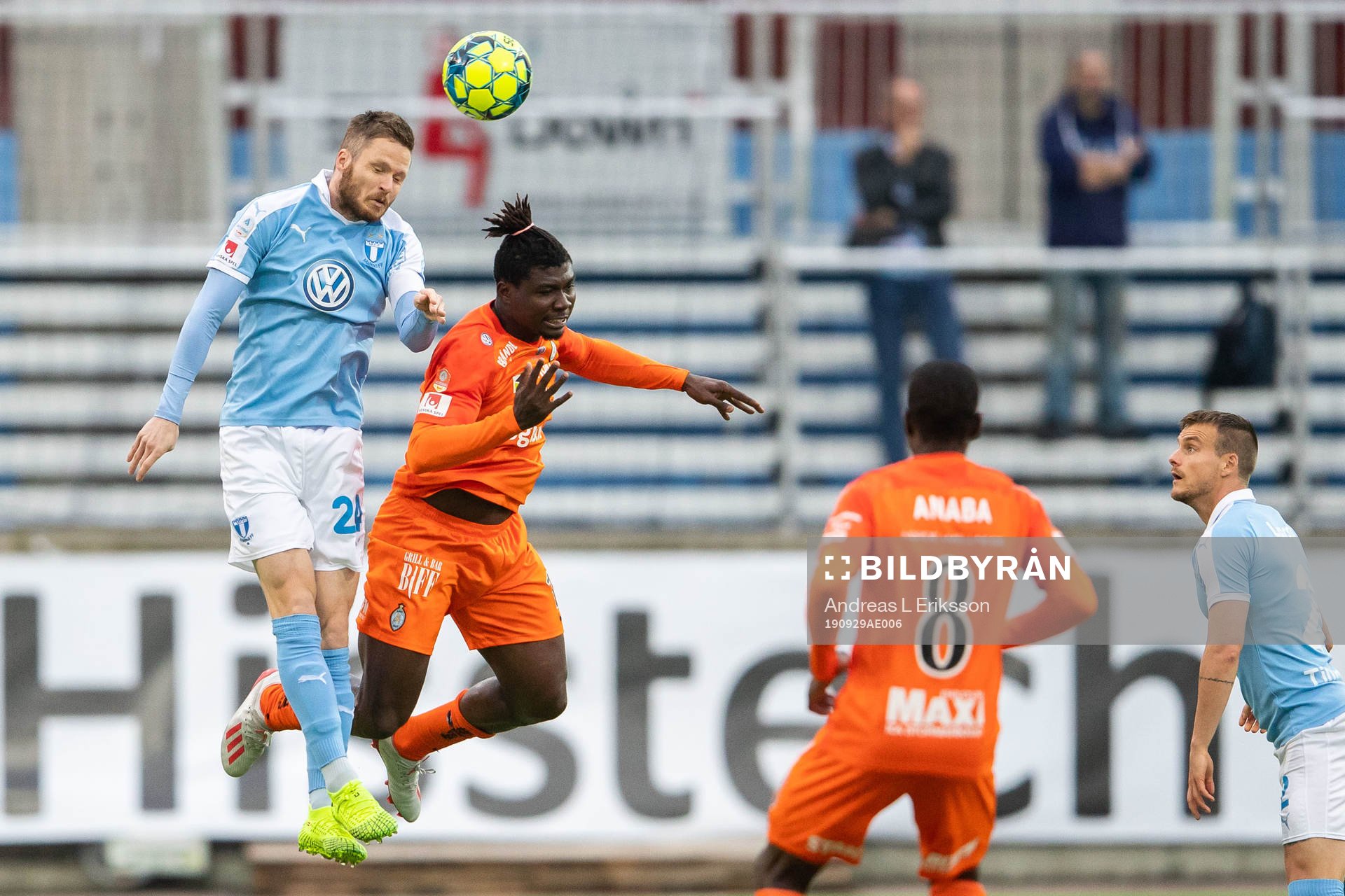 Malmö FFs Lasse Nielsen och AFC Eskilstunas Onyedikachukwu