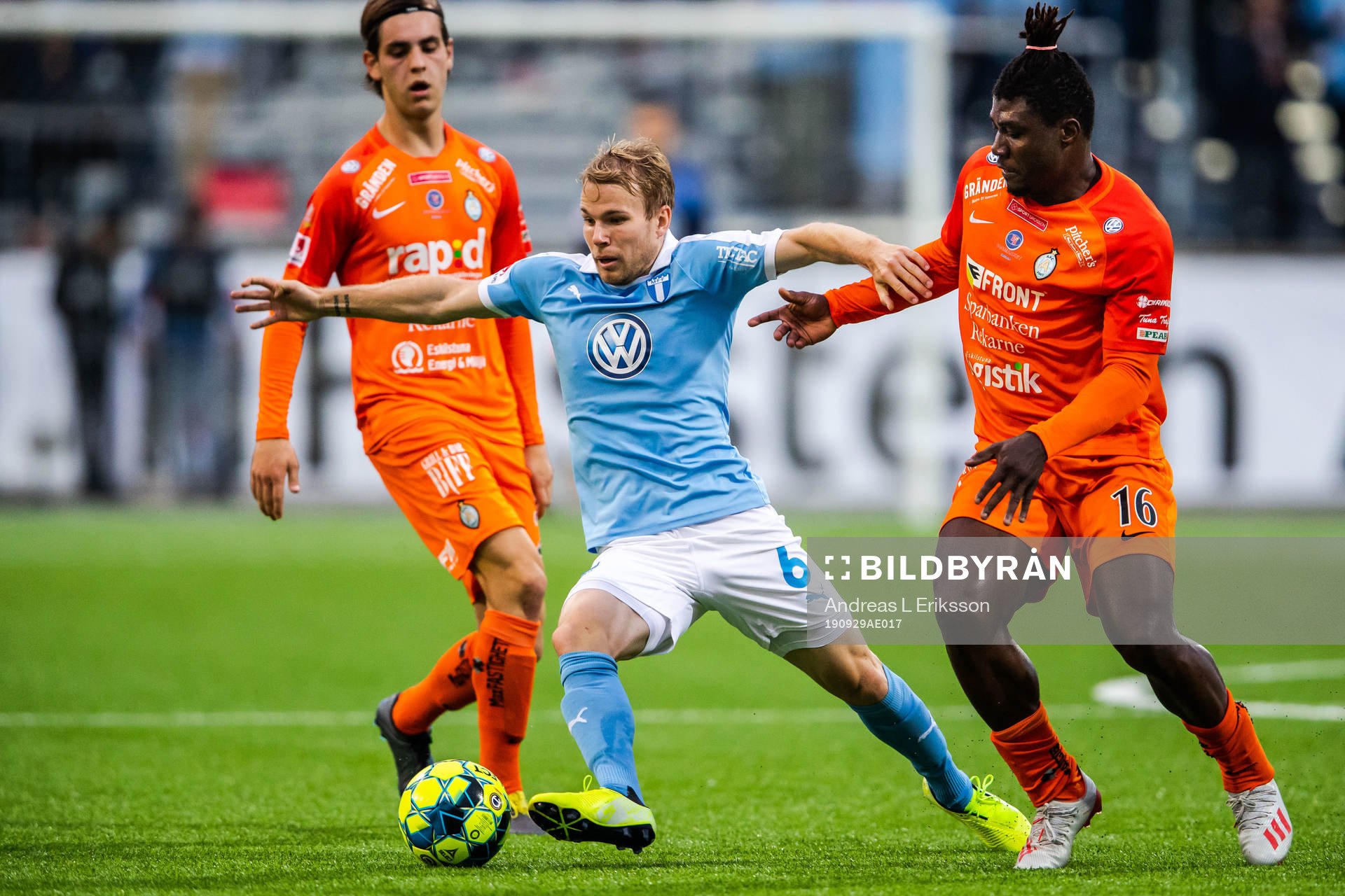 Malmö FFs Oscar Lewicki mot AFC Eskilstunas Onyedikachukwu