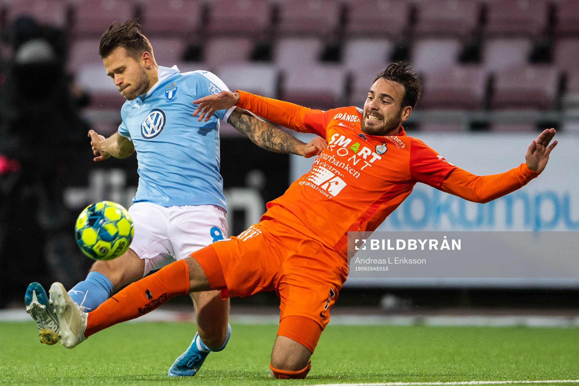 Malmö FFs Arnór Traustason och AFC Eskilstunas Dzenis