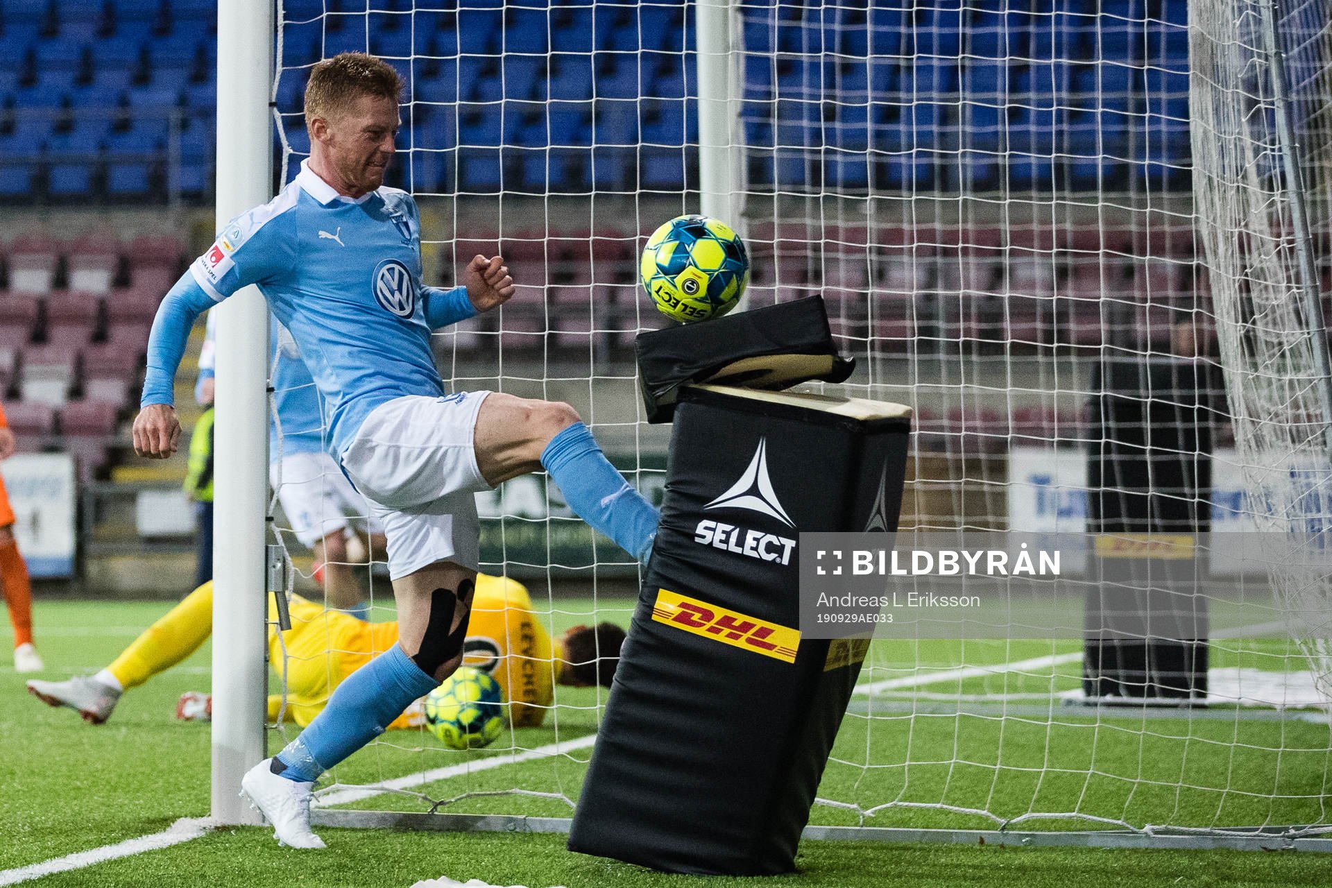 Malmö FFs Anders Christiansen sparkar omkull podiet och extrabollen som står bredvid målet efter att ha gjort 0-1 för Malmö FF under fotbollsmatchen i Allsvenskan mellan AFC Eskilstuna och Malmö FF den 29 september 2019 i Eskilstuna.