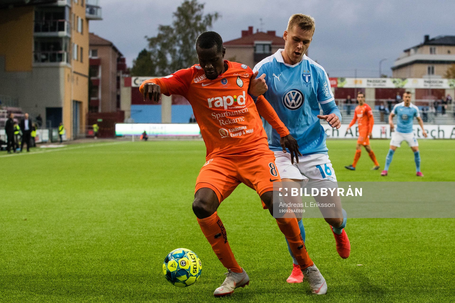 AFC Eskilstunas Michael Anaba i kamp om bollen med Malmö