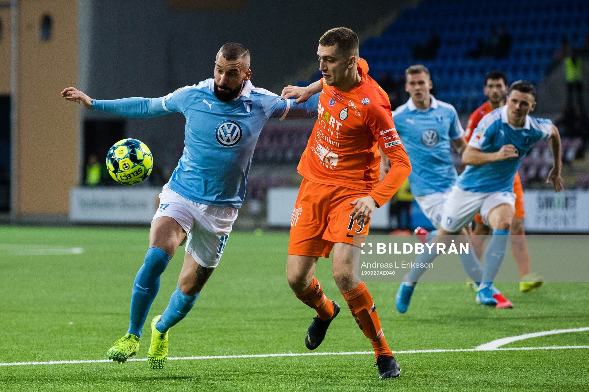 Malmö FFs Guillermo Molins i kamp om bollen med AFC