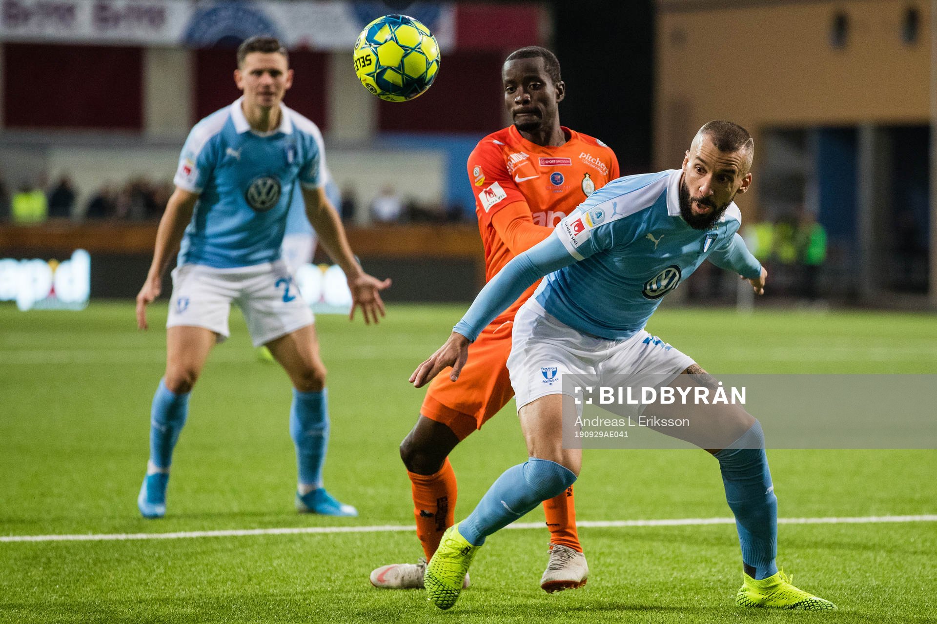 AFC Eskilstunas Michael Anaba i kamp om bollen med Malmö