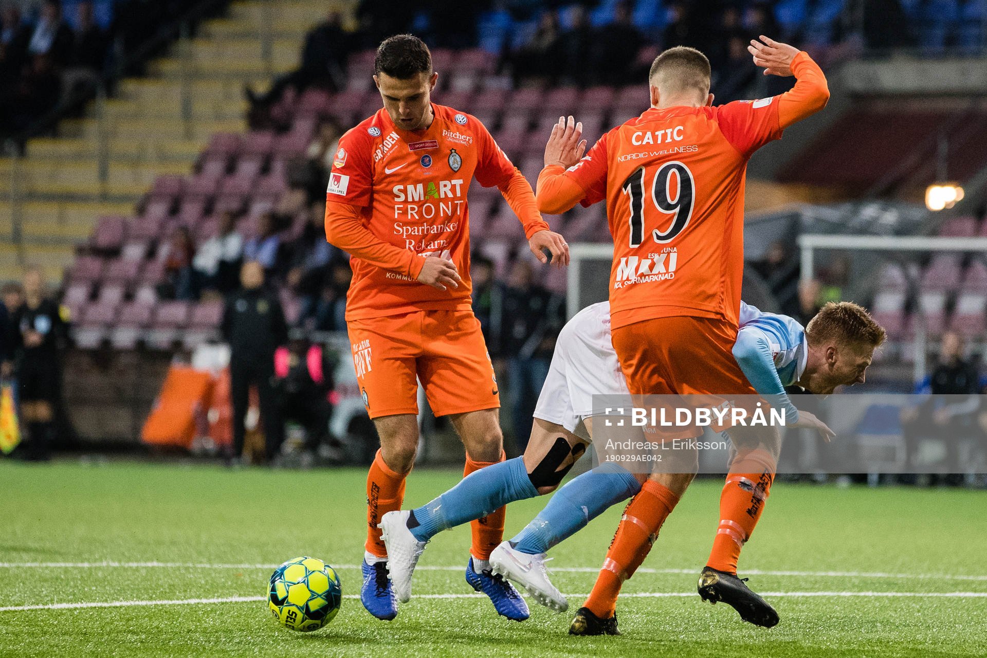AFC Eskilstunas Kadir Hodzic och Adnan Catic stoppar Malmö