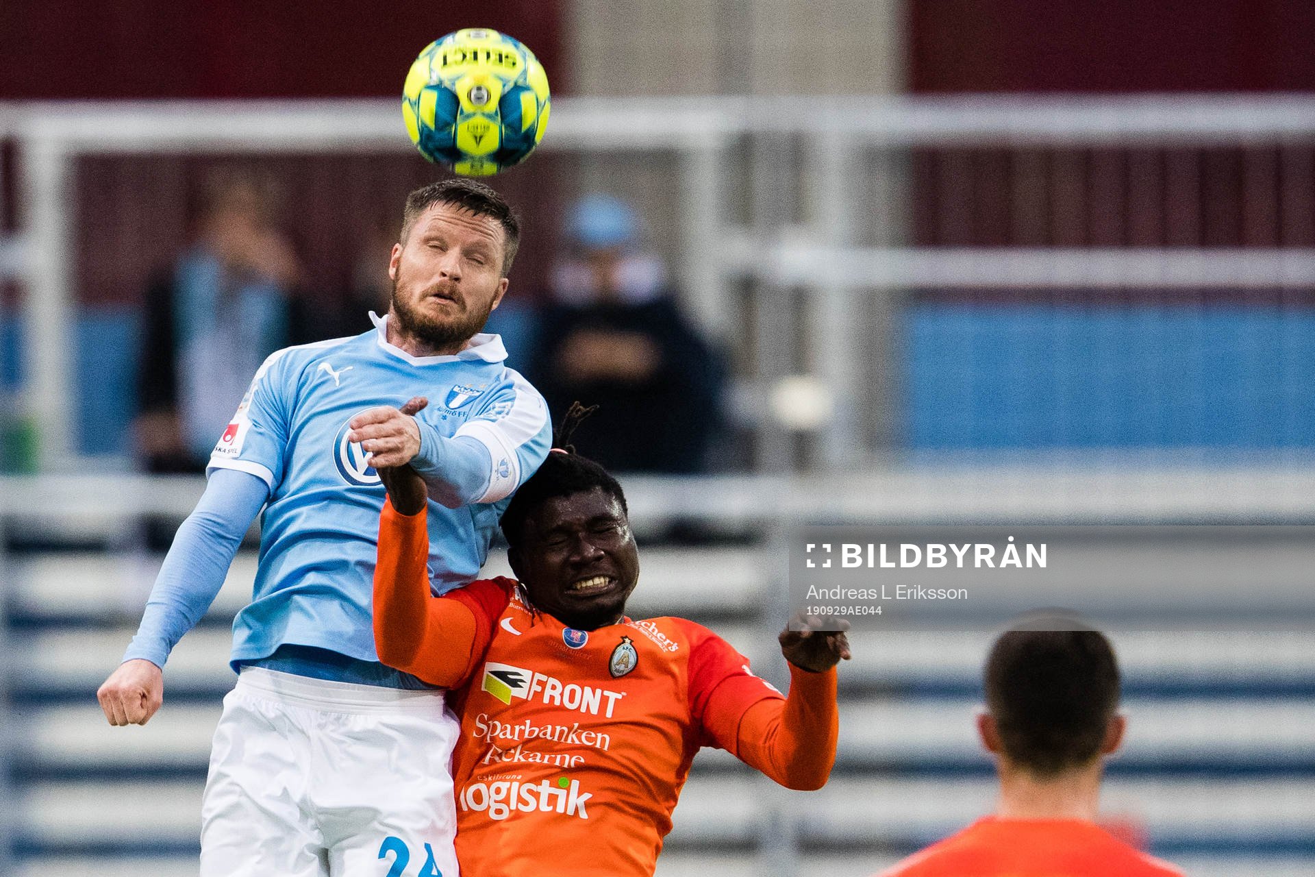 Malmö FFs Lasse Nielsen i en nickduell med AFC Eskilstunas
