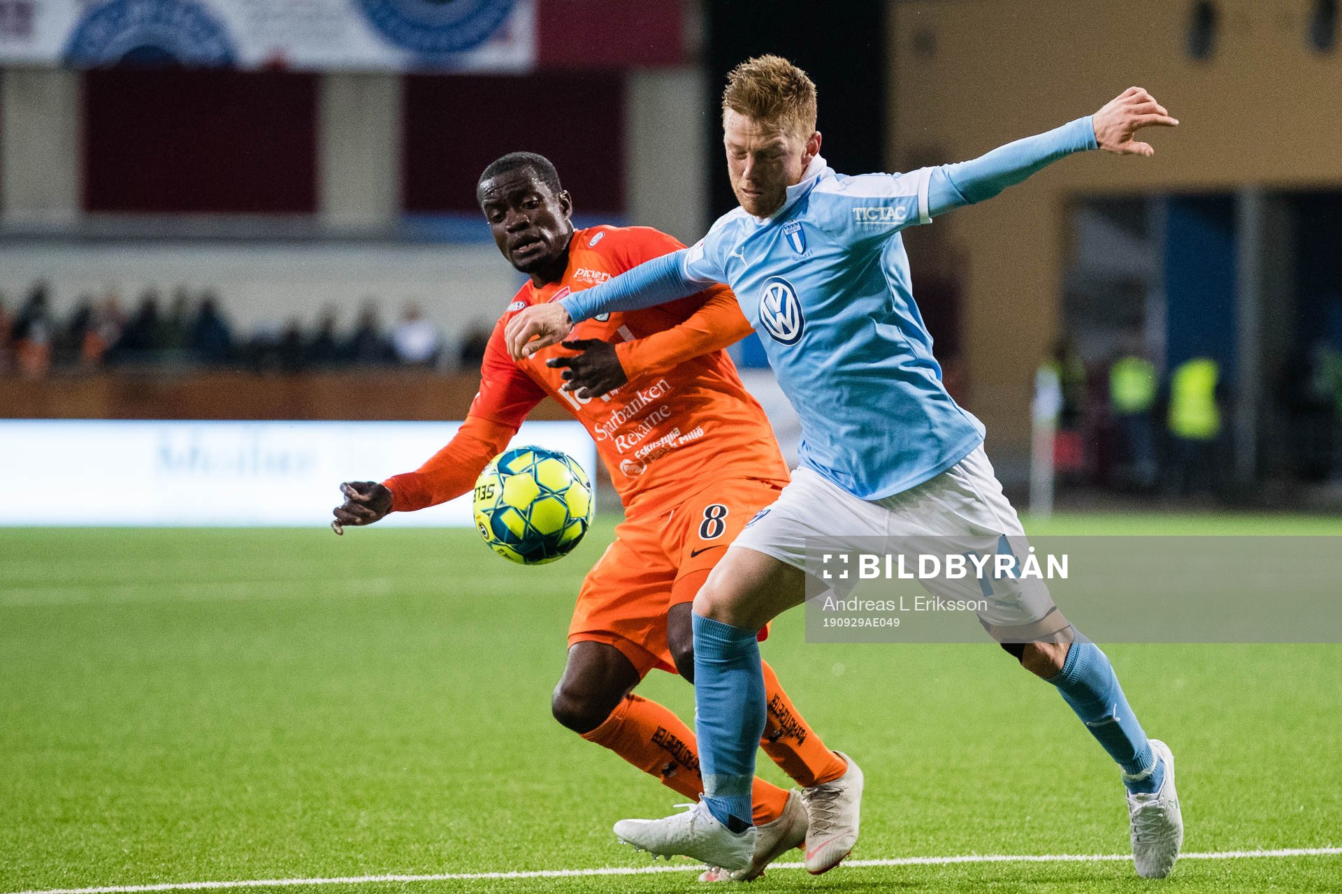 AFC Eskilstunas Michael Anaba i kamp om bollen med Malmö