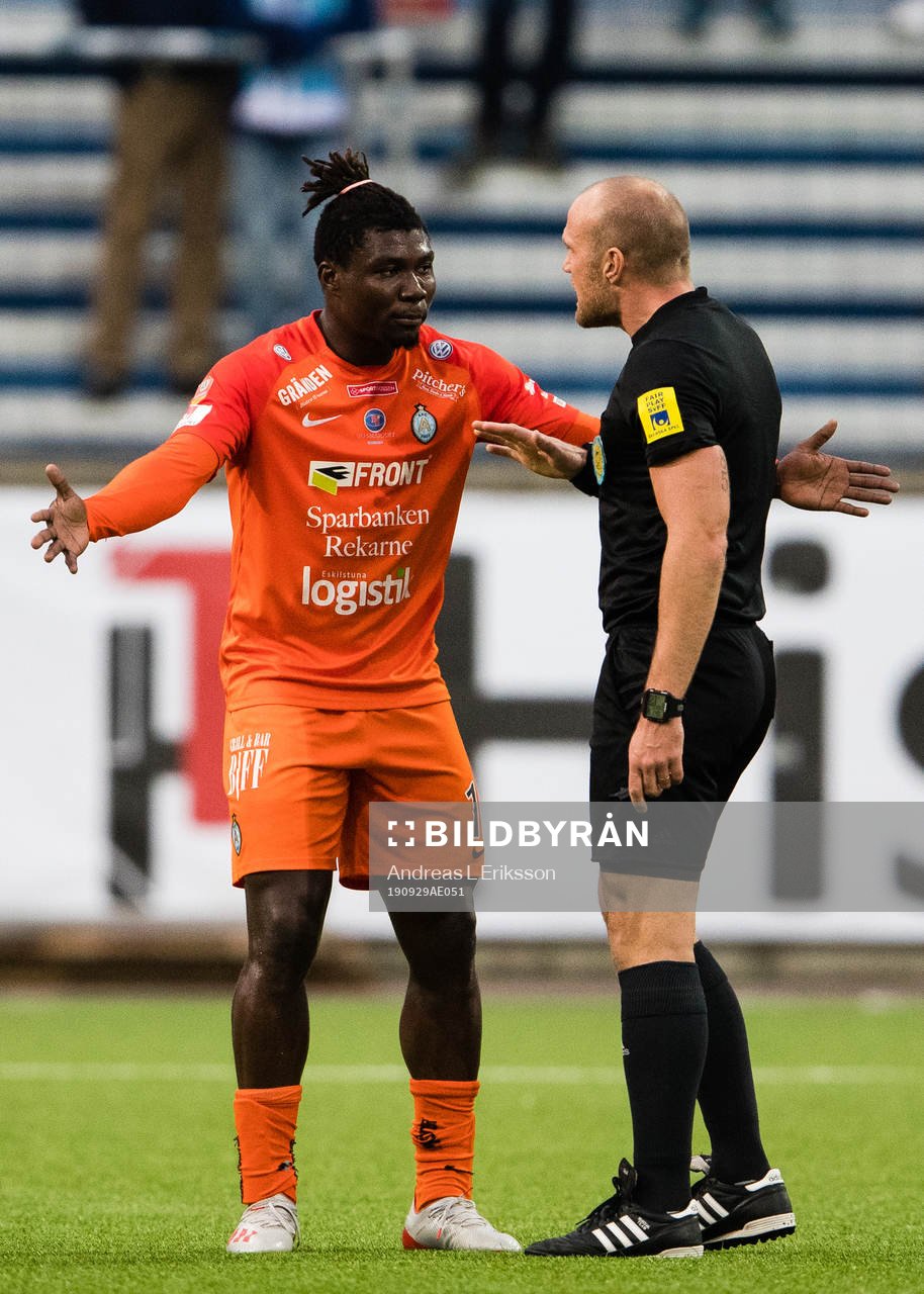 AFC Eskilstunas Onyedikachukwu Samuel Nnamani reagerar på