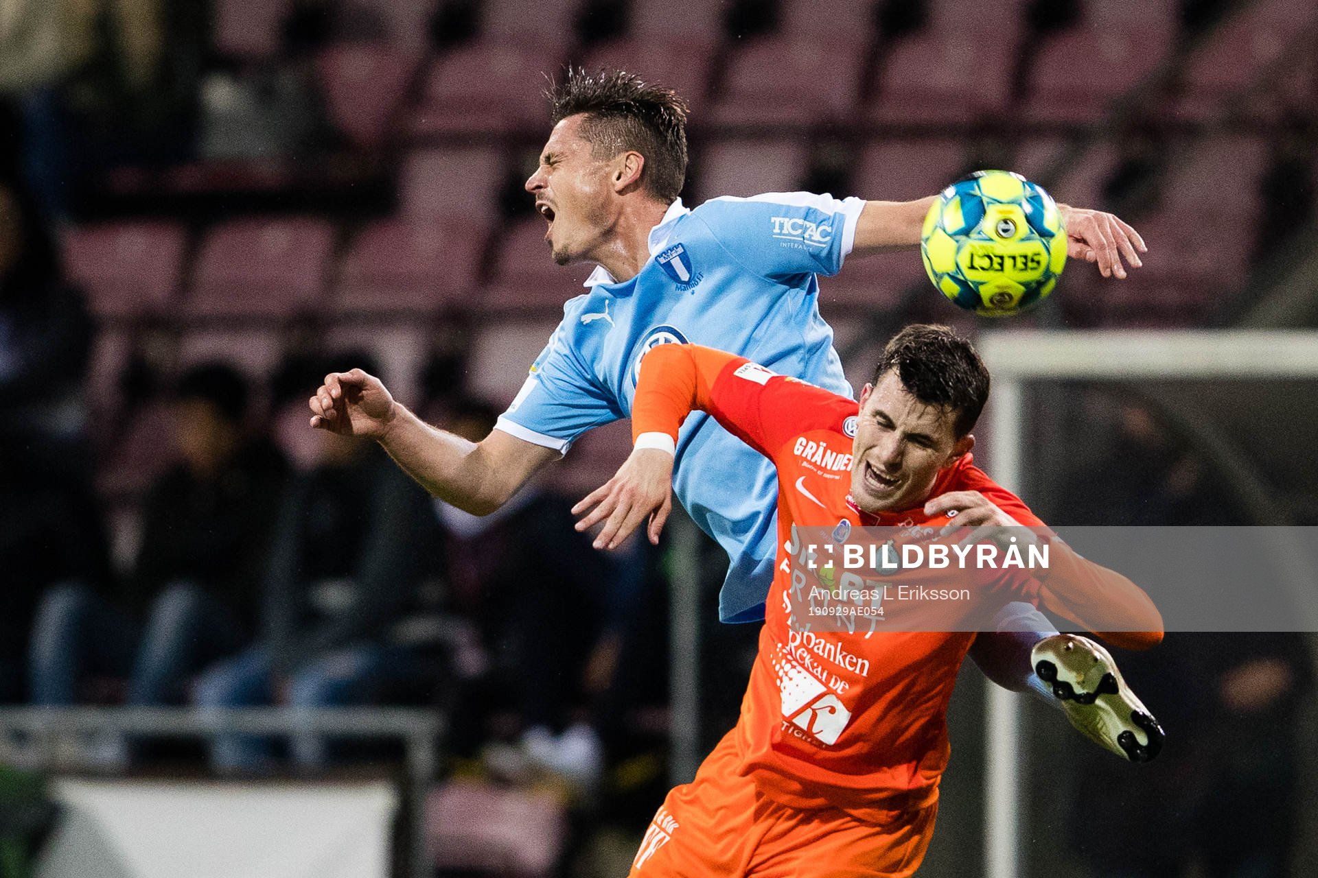 Malmö FFs Markus Rosenberg i en nickduell med AFC