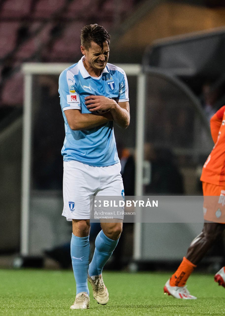 Malmö FFs Markus Rosenberg tar sig för bröstet under fotbollsmatchen i Allsvenskan mellan AFC Eskilstuna och Malmö FF den 29 september 2019 i Eskilstuna. 