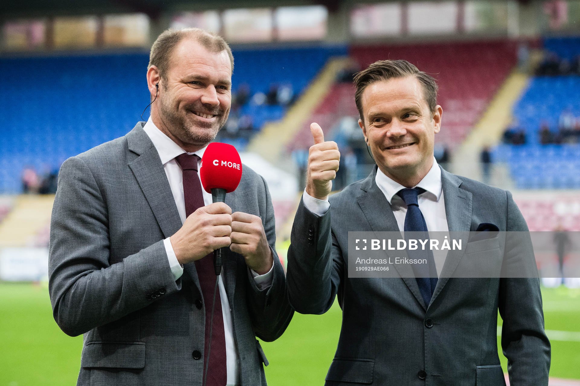 s Daniel Kristiansson och Jon Persson innan fotbollsmatchen