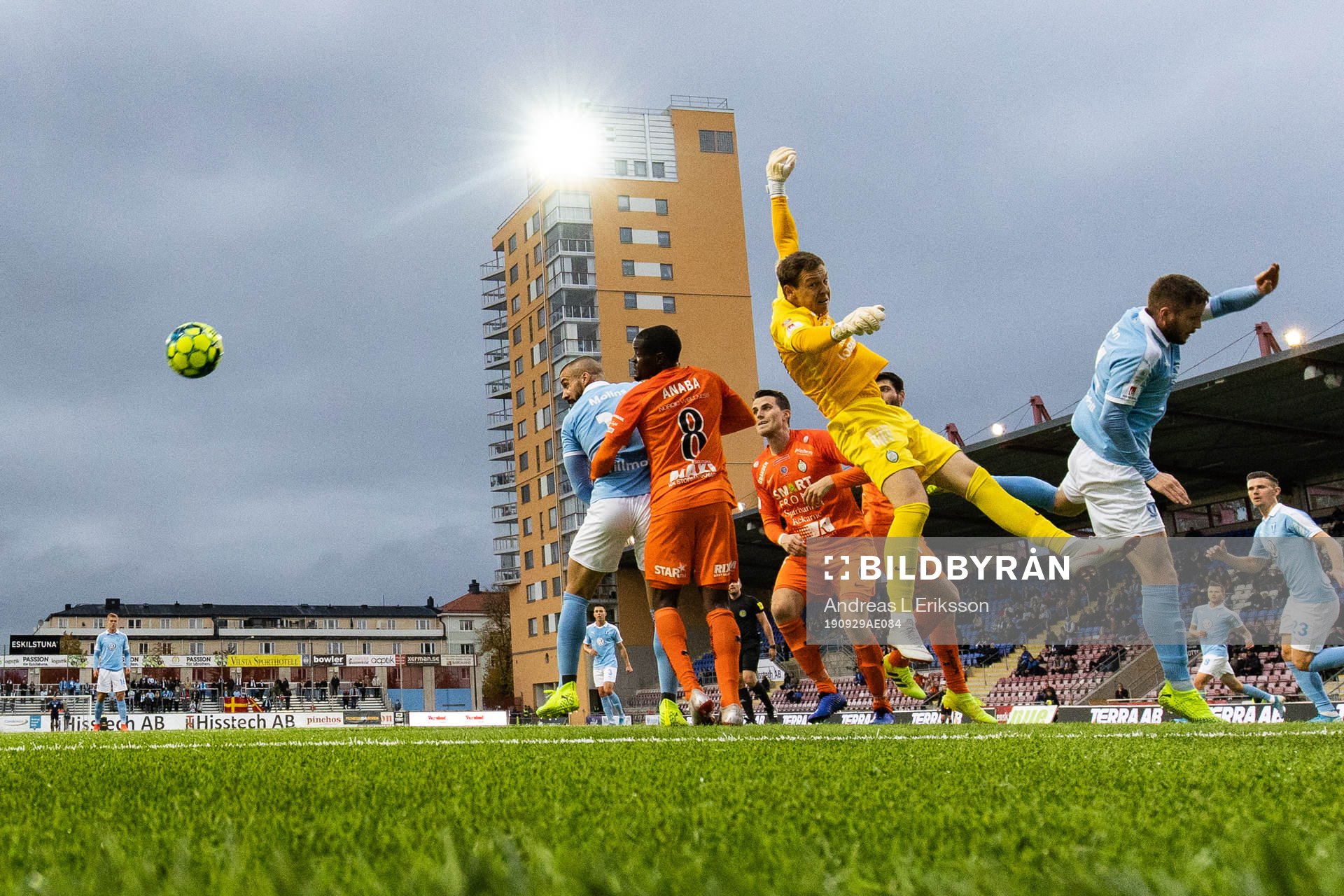 Malmö FFs Guillermo Molins utmanar AFC Eskilstunas Michael