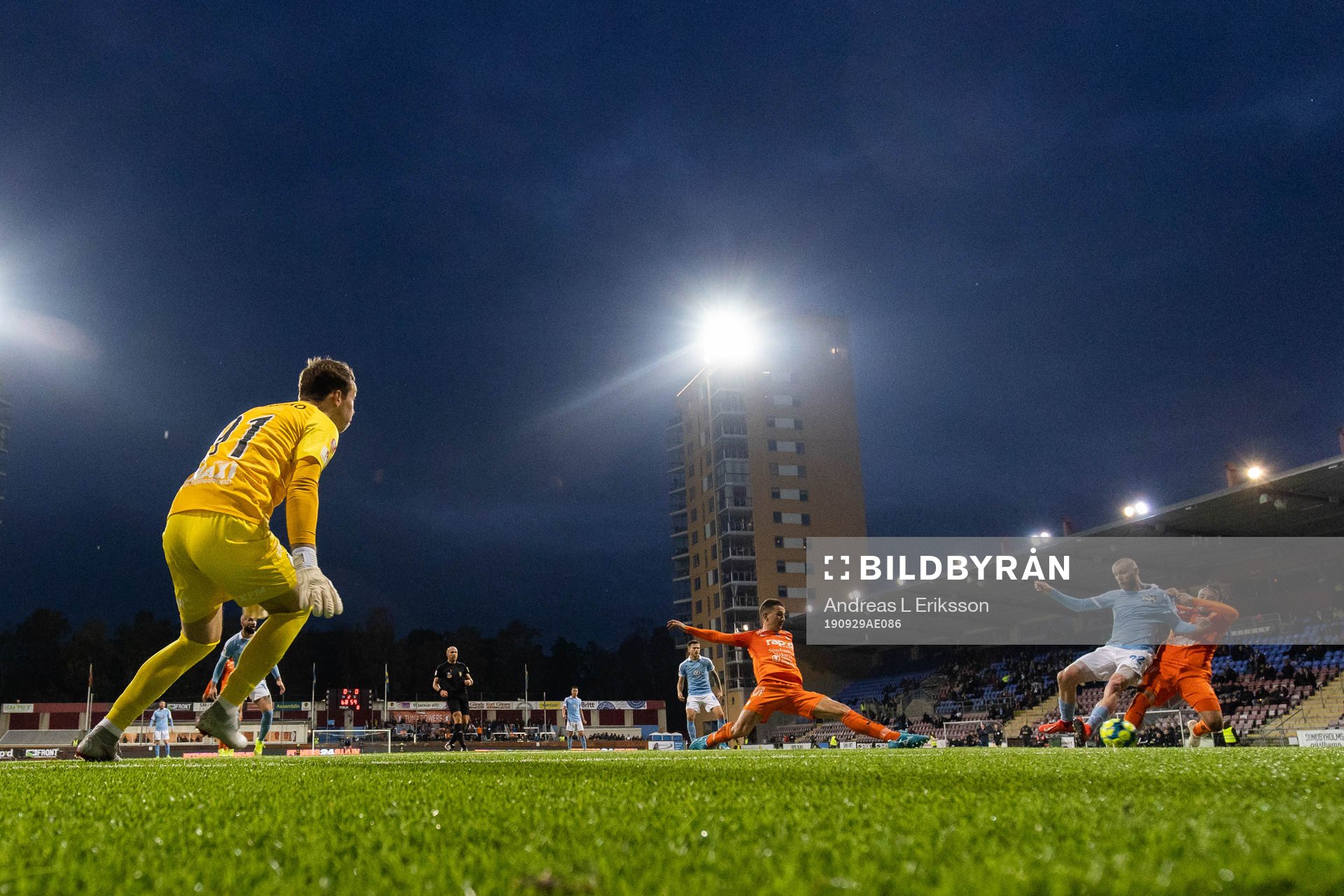AFC Eskilstunas målvakt Ihor Levchenko ser på när Malmö FFs Jo Inge Berget går om kull i kamp om bollen med AFC Eskilstunas Dzenis Kozica under fotbollsmatchen i Allsvenskan mellan AFC Eskilstuna och Malmö FF den 29 september 2019 i Eskilstuna. 