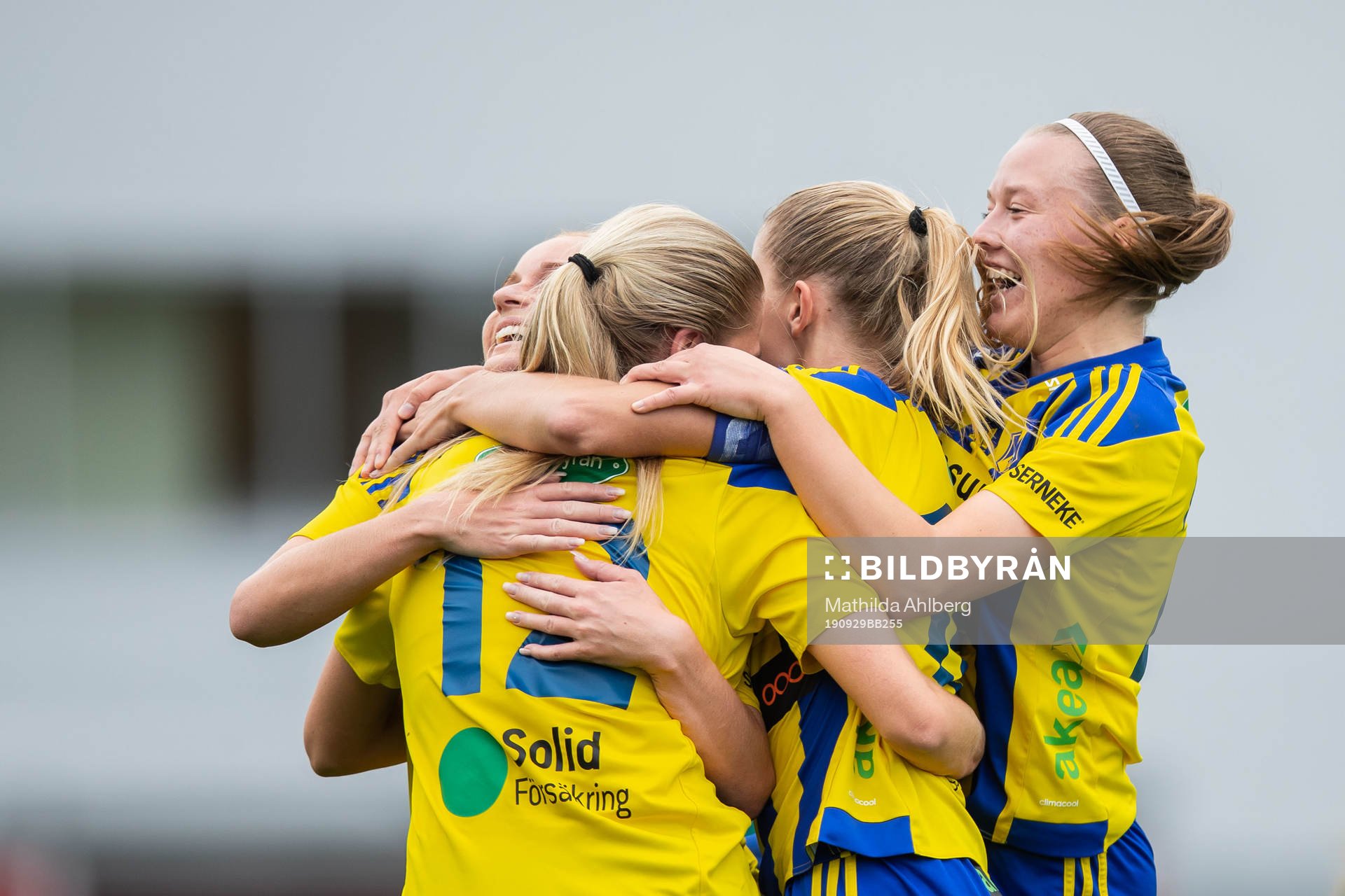 Eskilsminnes Johanna Olsson jublar med Nova Karlsson och