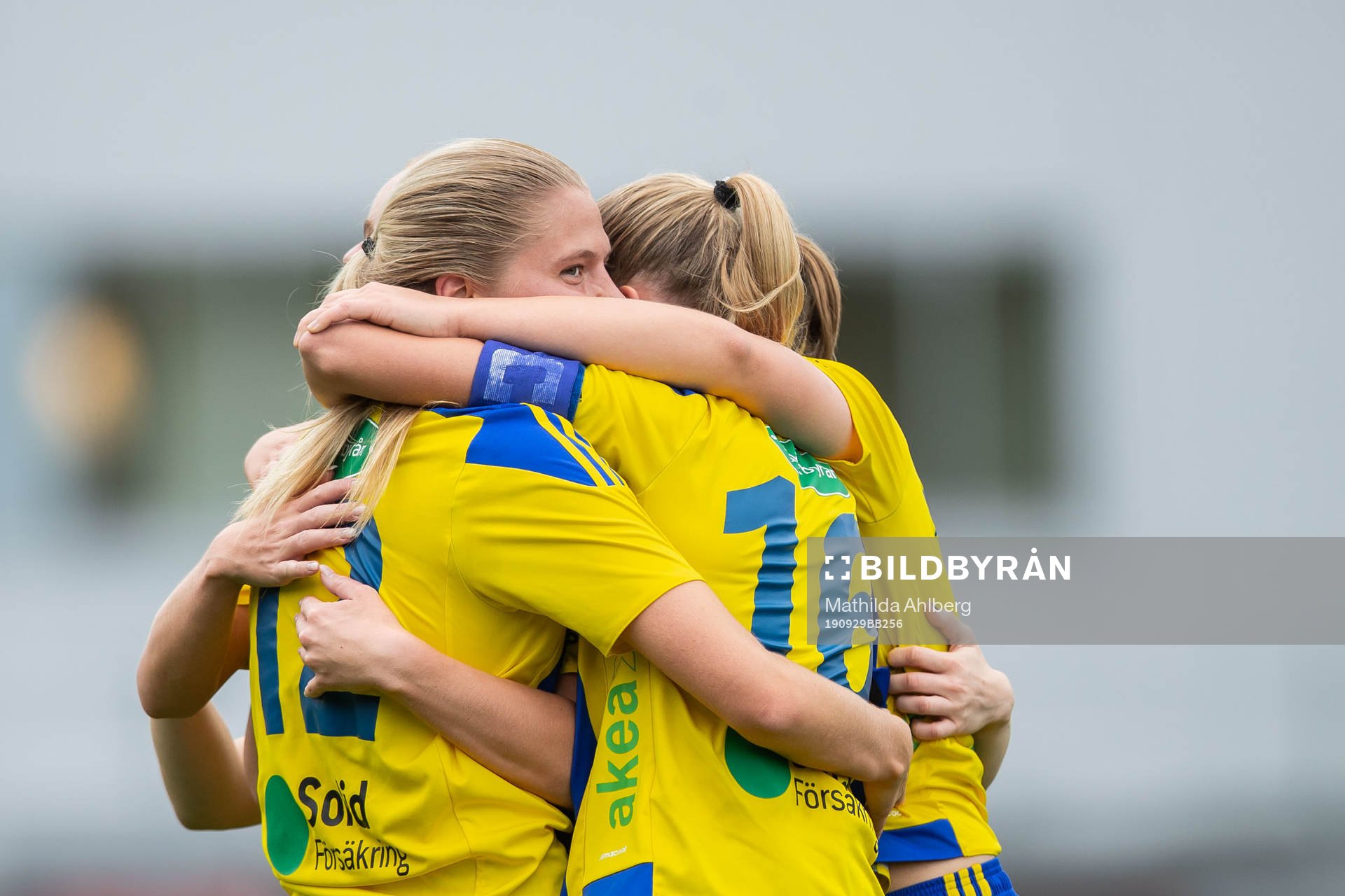 Eskilsminnes Johanna Olsson jublar med Nova Karlsson och