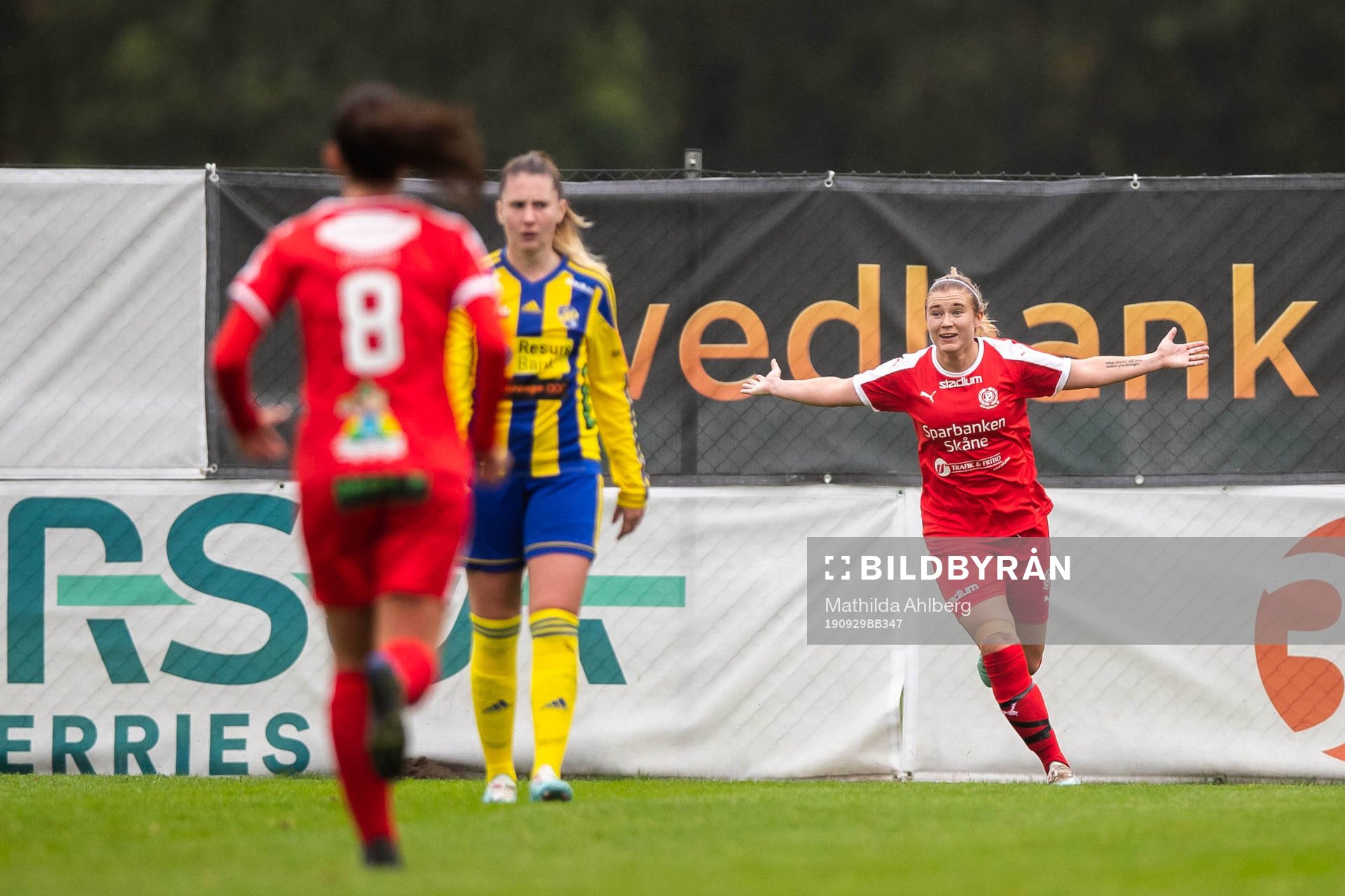 Dösjöbros Julia Lennartsson jublar efter 1-2 under fotbollsmatchen i Division 1 Södra mellan Eskilsminne och Dösjöbro den 29 september 2019 i Helsingborg.