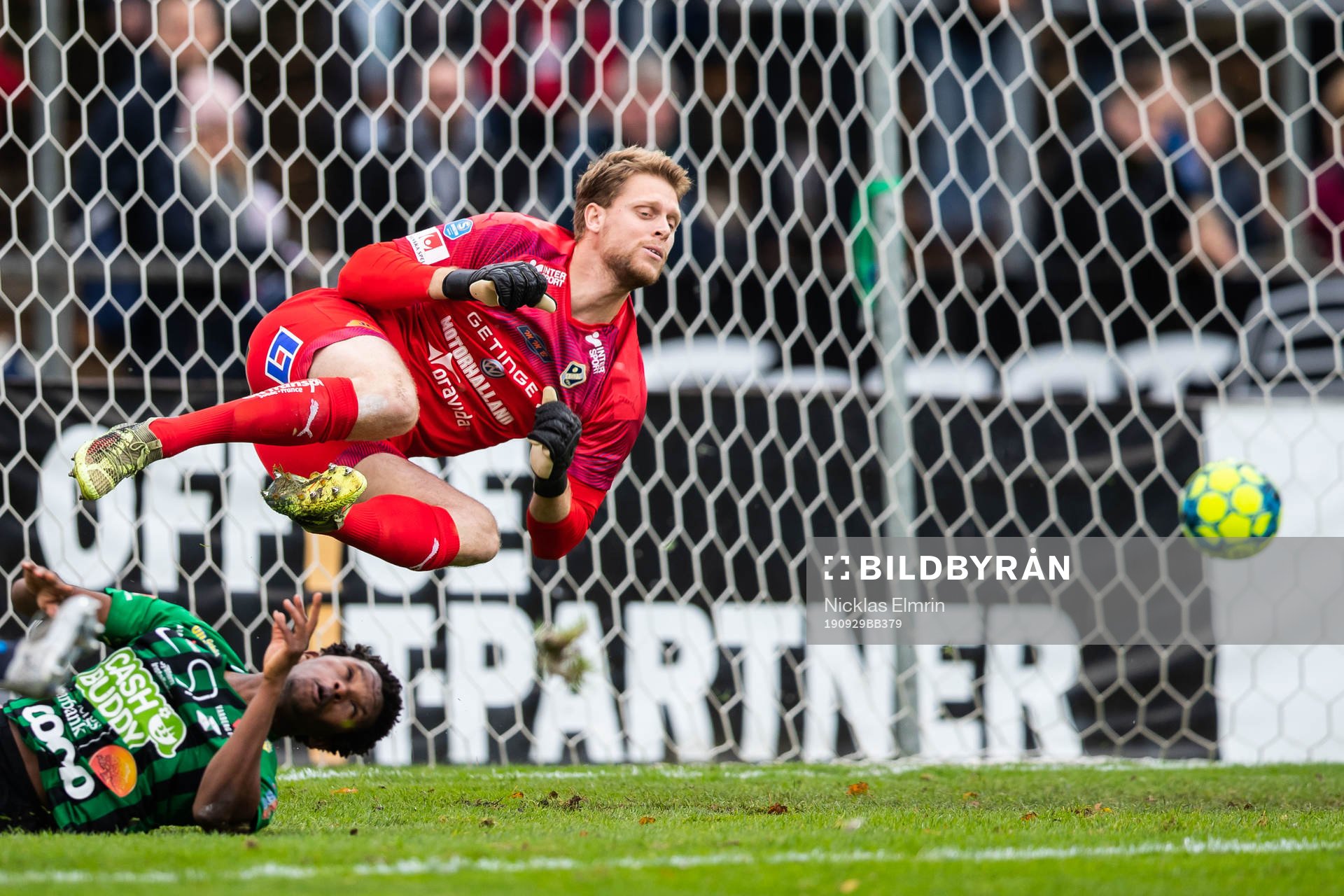 Varbergs Adama Fofana gör 2-1 bakom Halmstads målvakt