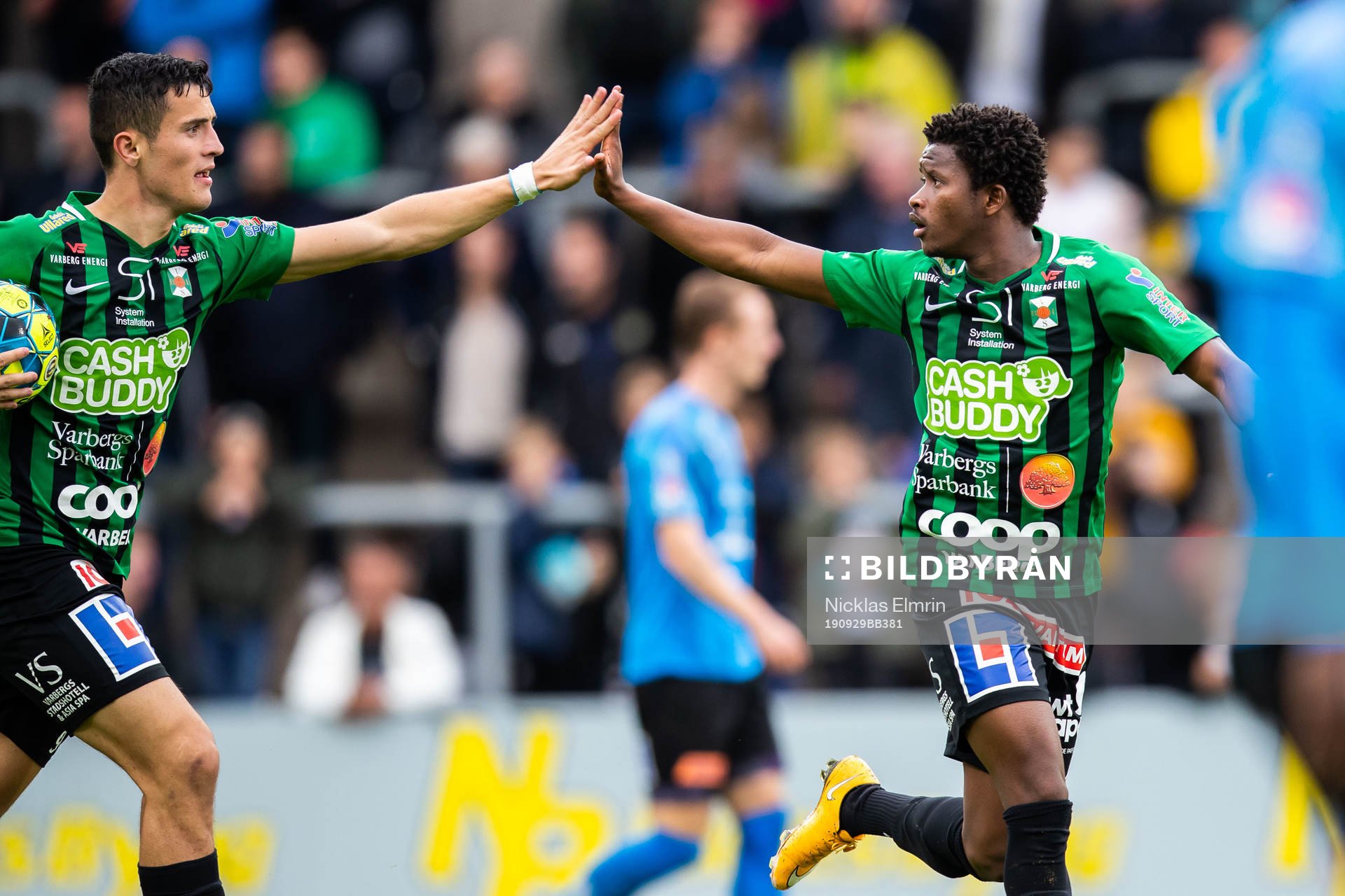 Varbergs Adama Fofana och Astrit Seljmani jublar