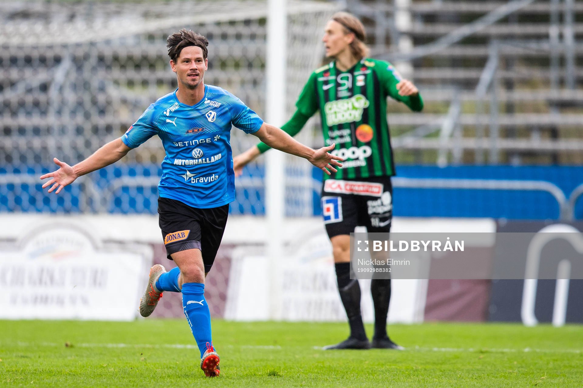 Halmstads Dusan Djuric jublar efter 3-1 under fotbollsmatchen i Superettan mellan Halmstad och Varberg den 29 september 2019 i Halmstad.