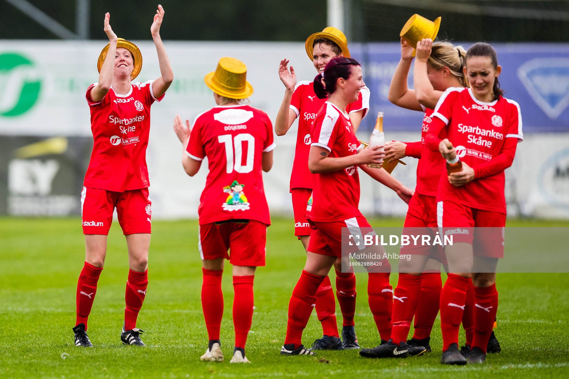  Dösjöbros spelare jublar efter segern i fotbollsmatchen i Division 1 Södra mellan Eskilsminne och Dösjöbro som gav dem seriesegern den 29 september 2019 i Helsingborg . 