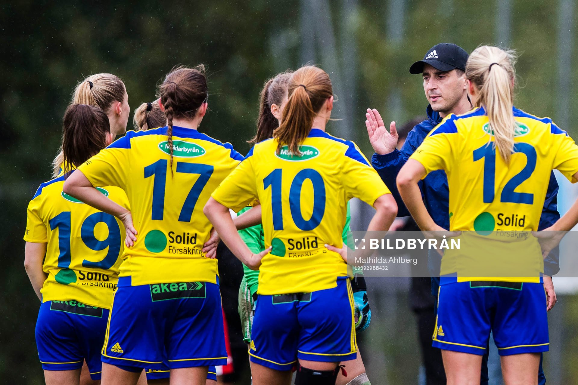 Eskilsminnes tränare Izet Kaljic instruerar spelare
