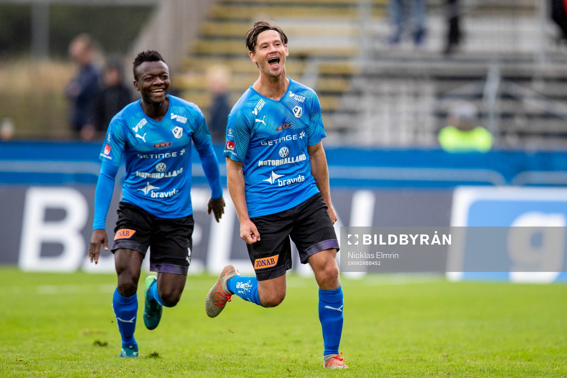 Halmstads Dusan Djuric och Thomas Boakye jublar efter 3-1 målet under fotbollsmatchen i Superettan mellan Halmstad och Varberg den 29 september 2019 i Halmstad.