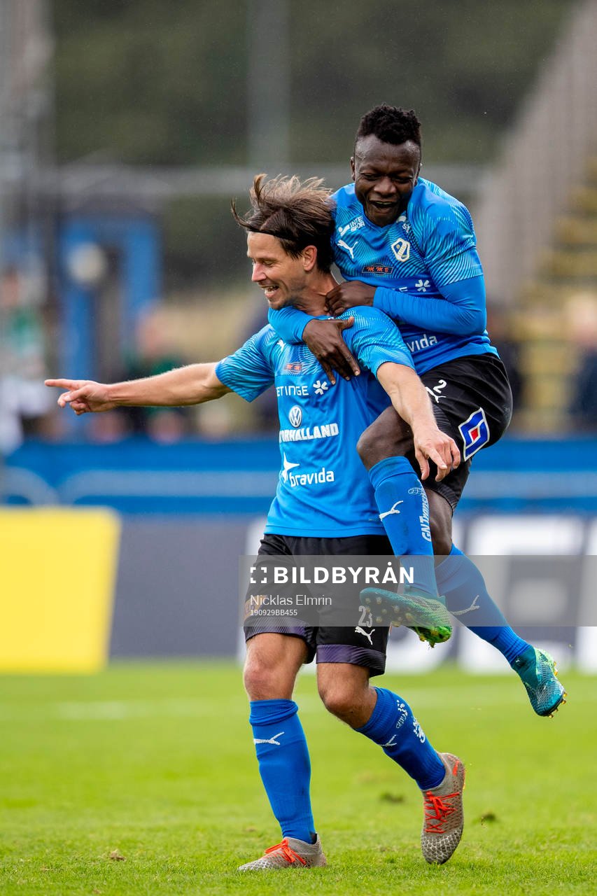 Halmstads Dusan Djuric och Thomas Boakye jublar