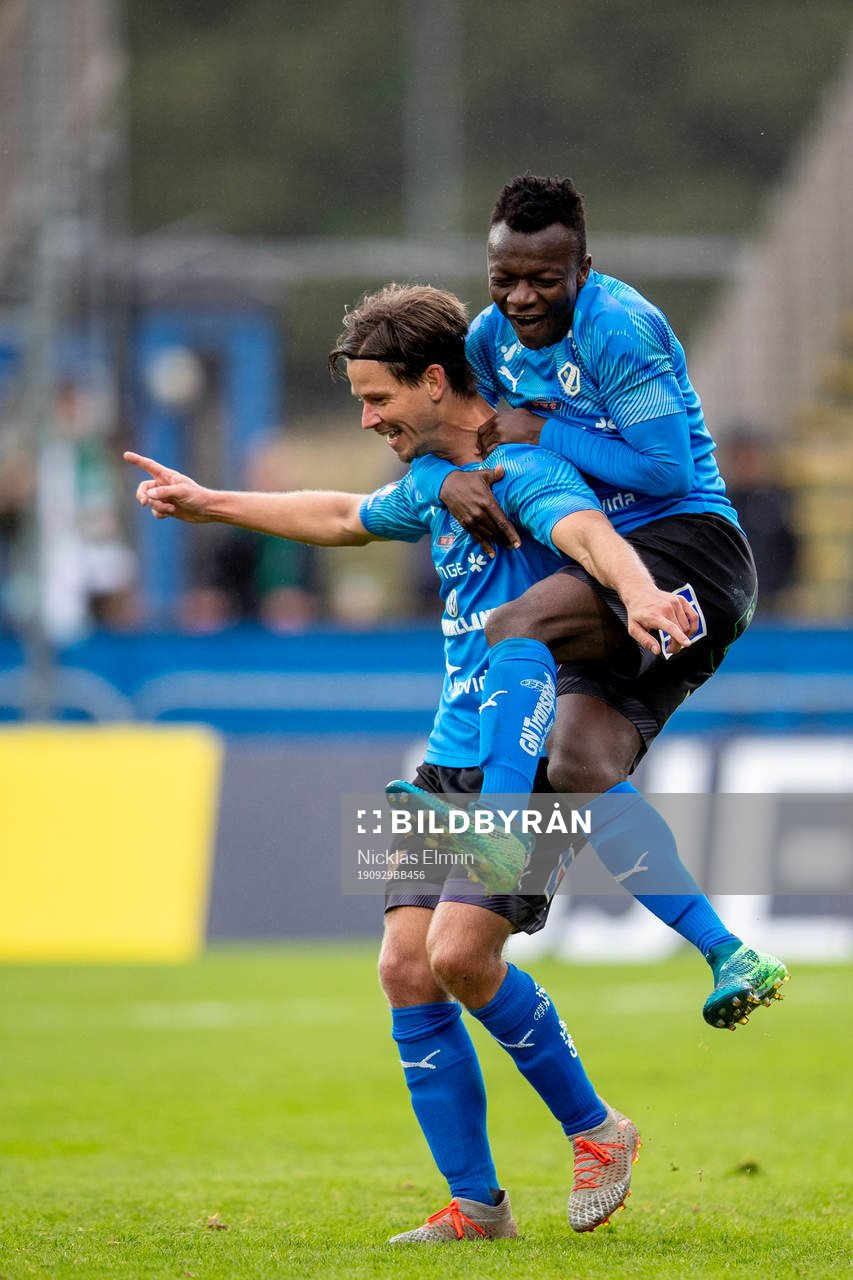 Halmstads Dusan Djuric och Thomas Boakye jublar