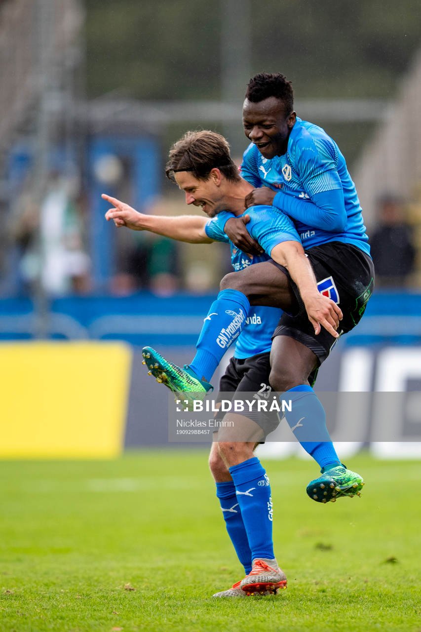 Halmstads Dusan Djuric och Thomas Boakye jublar