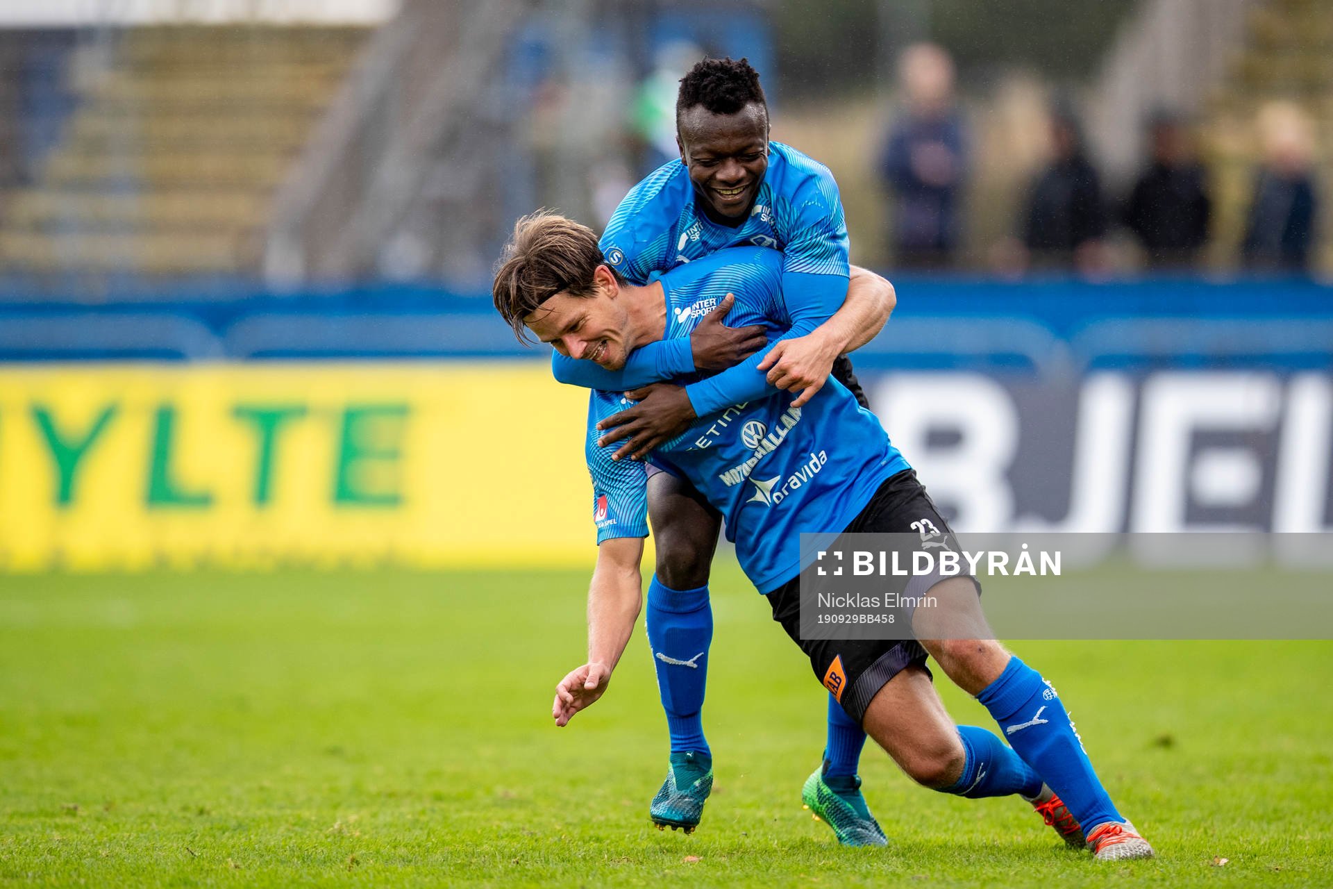 Halmstads Dusan Djuric och Thomas Boakye jublar