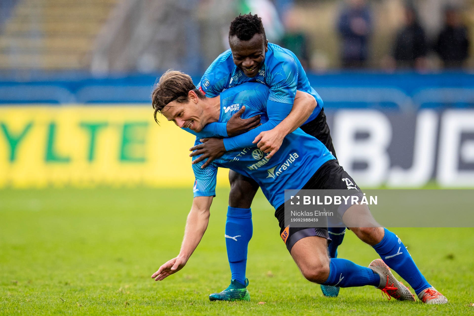 Halmstads Dusan Djuric och Thomas Boakye jublar