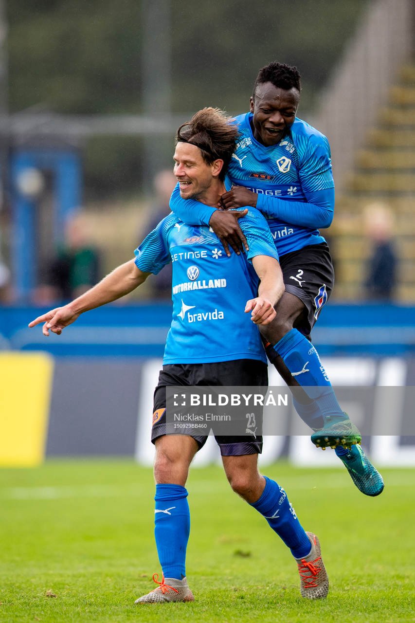 Halmstads Dusan Djuric och Thomas Boakye jublar