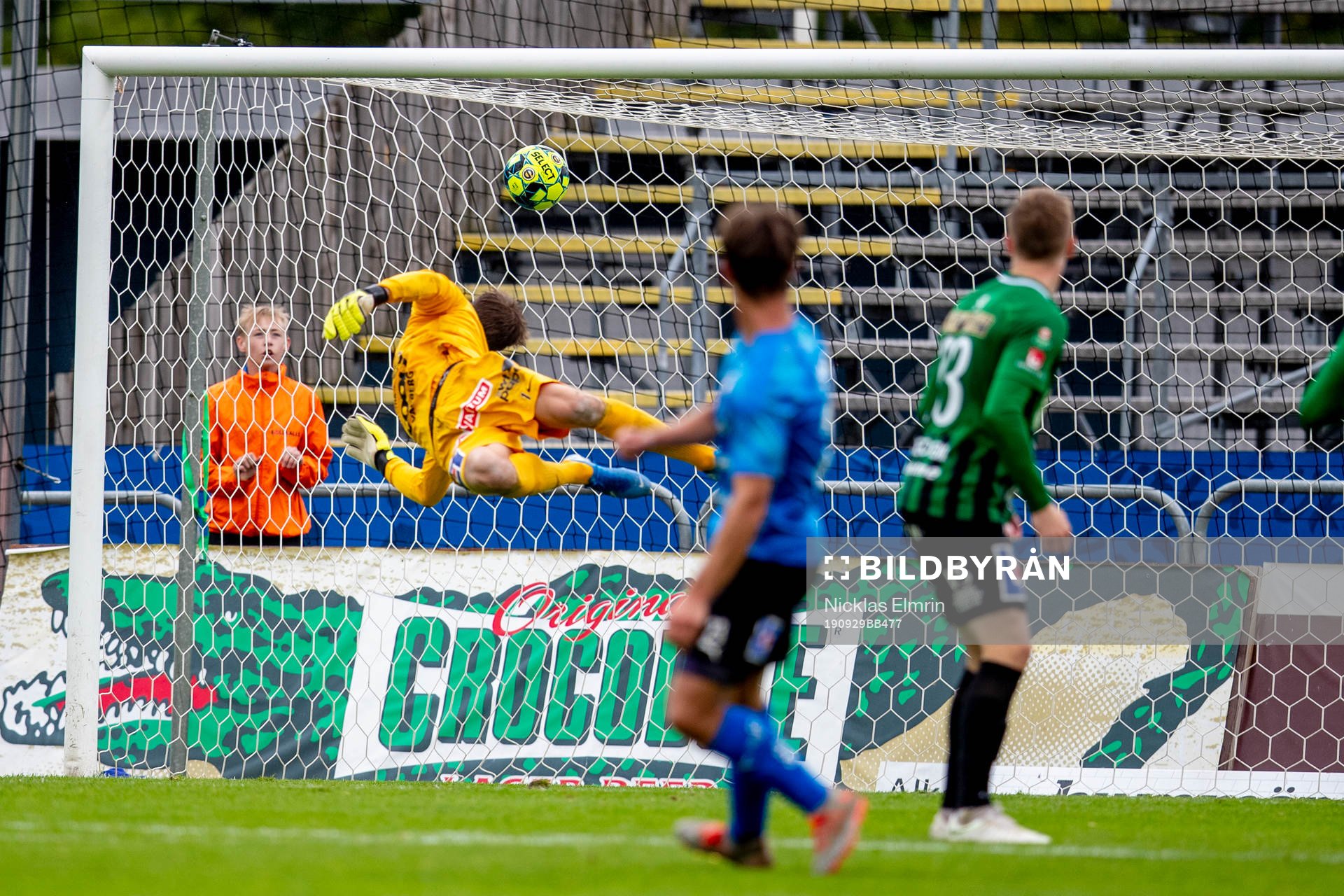 Halmstads Dusan Djuric gör 3-1 på Varbergs målvakt