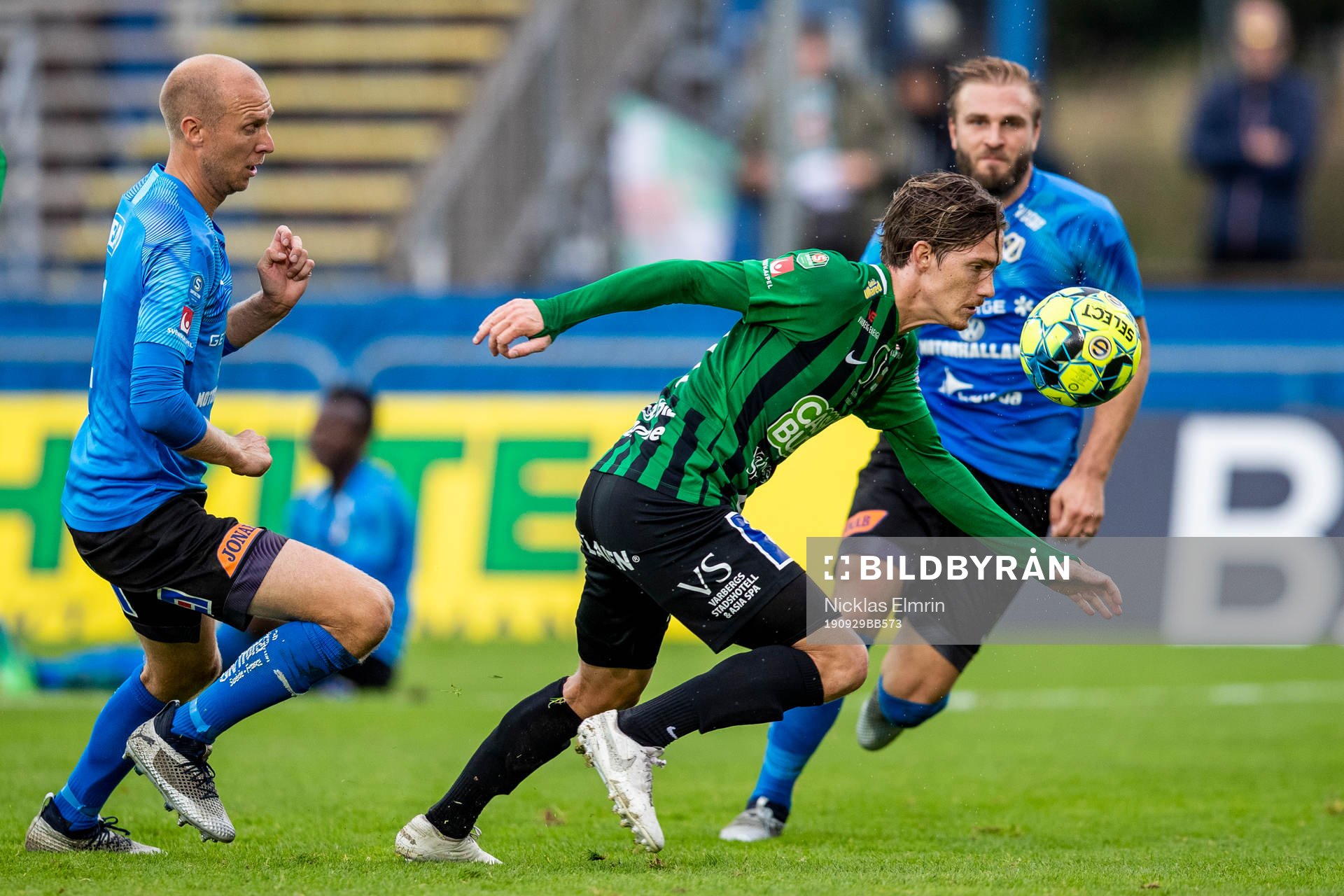 Varbergs Robin Book mot Halmstads Andreas Johansson och