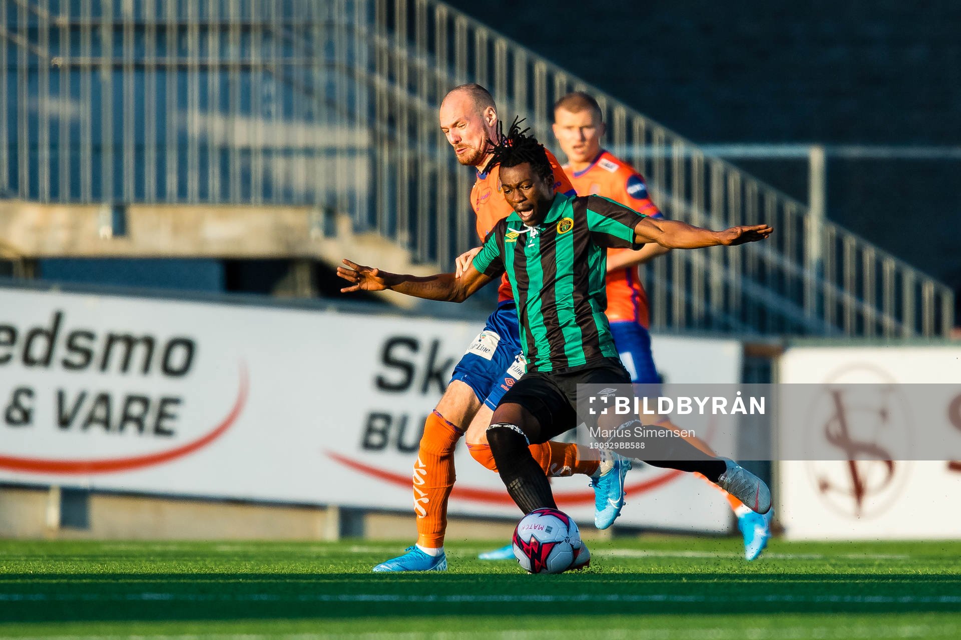 Aron Elis Thrandarson of Aalesund and Vamouti Diomande of