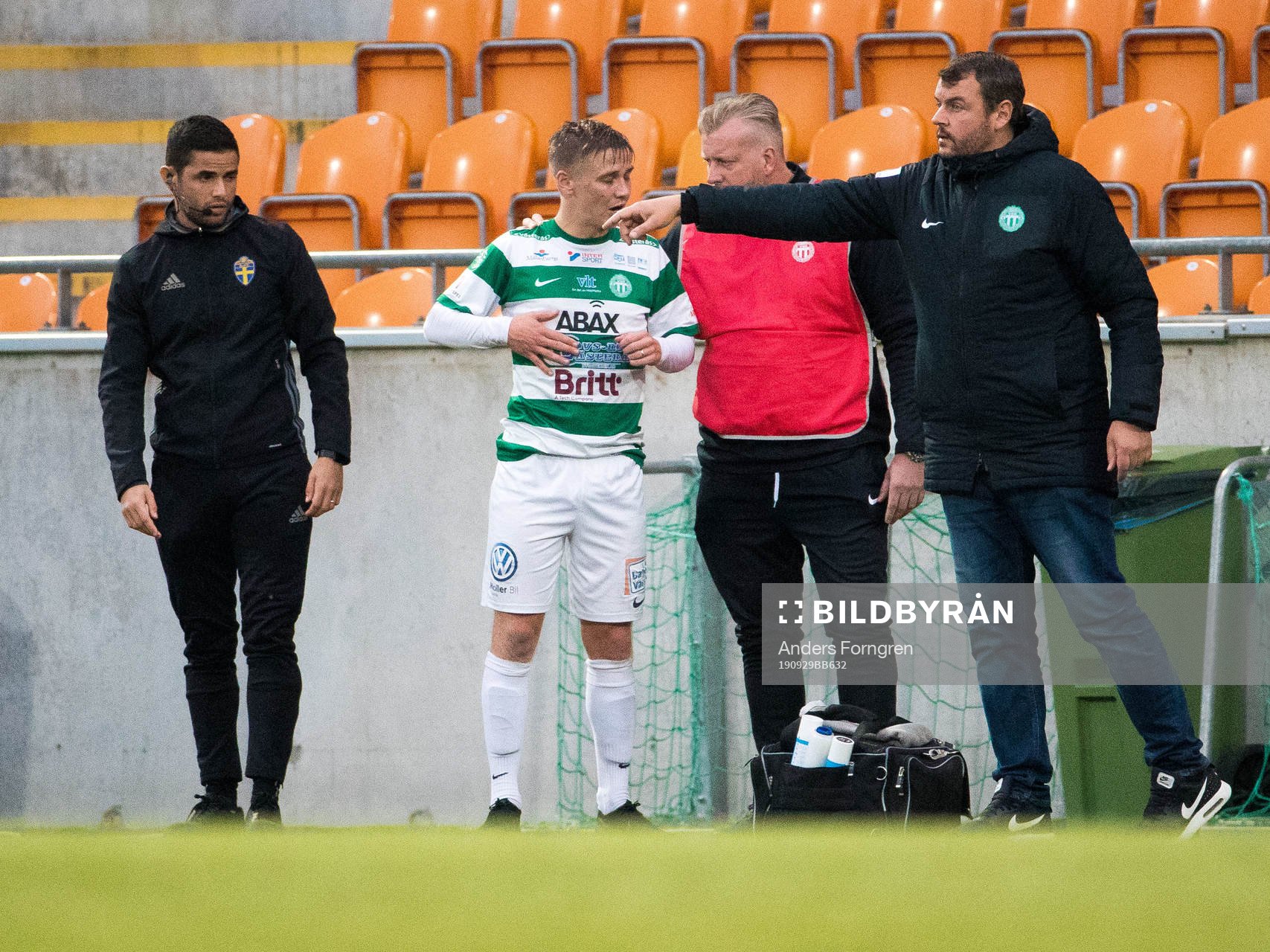 Västerås Dennis Persson som har ont och Västerås