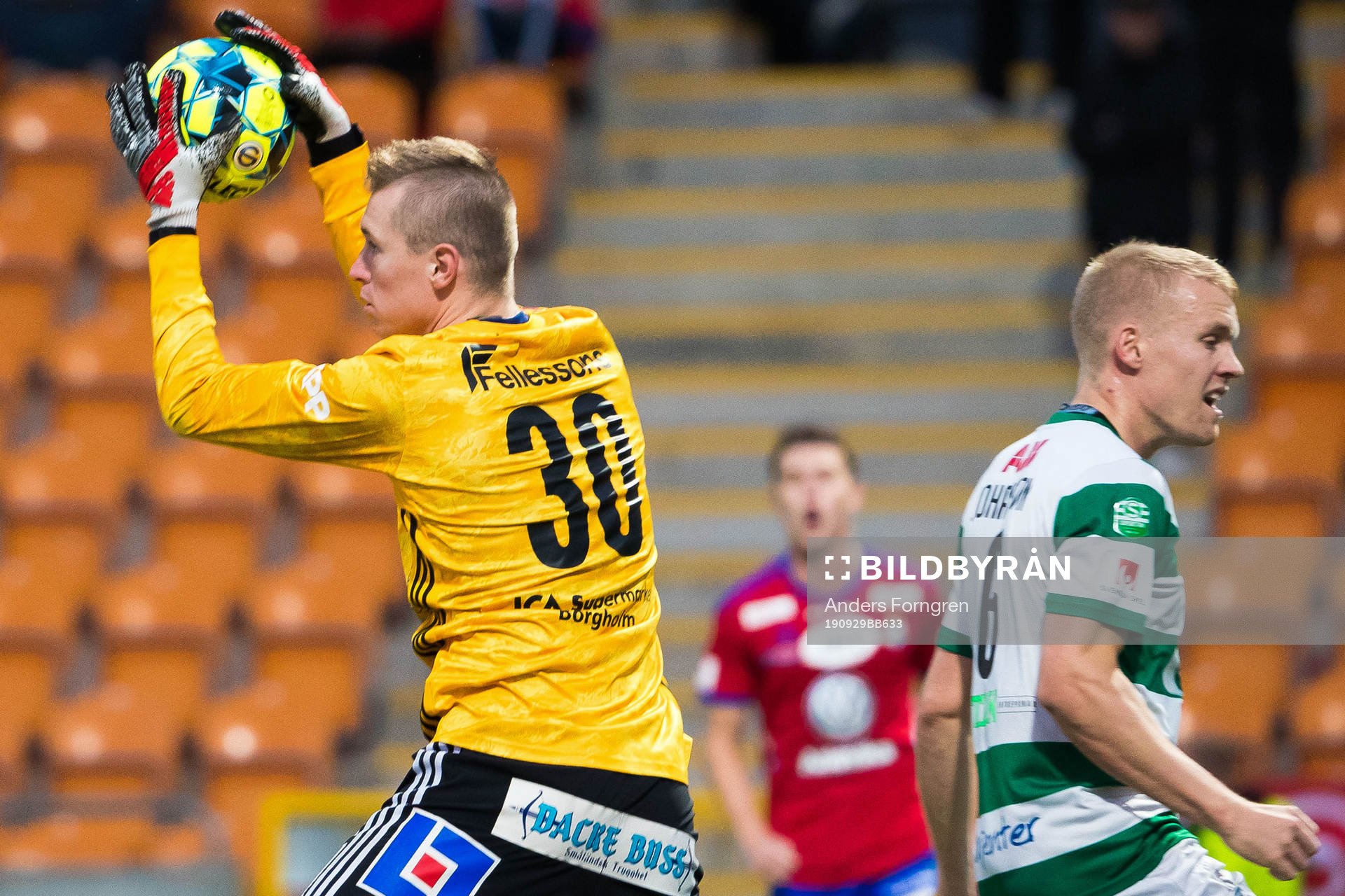 Östers målvakt Tobias Andersson och Västerås Simon Johansson under fotbollsmatchen i Superettan mellan Västerås och Öster den 29 september 2019 i Västerås.