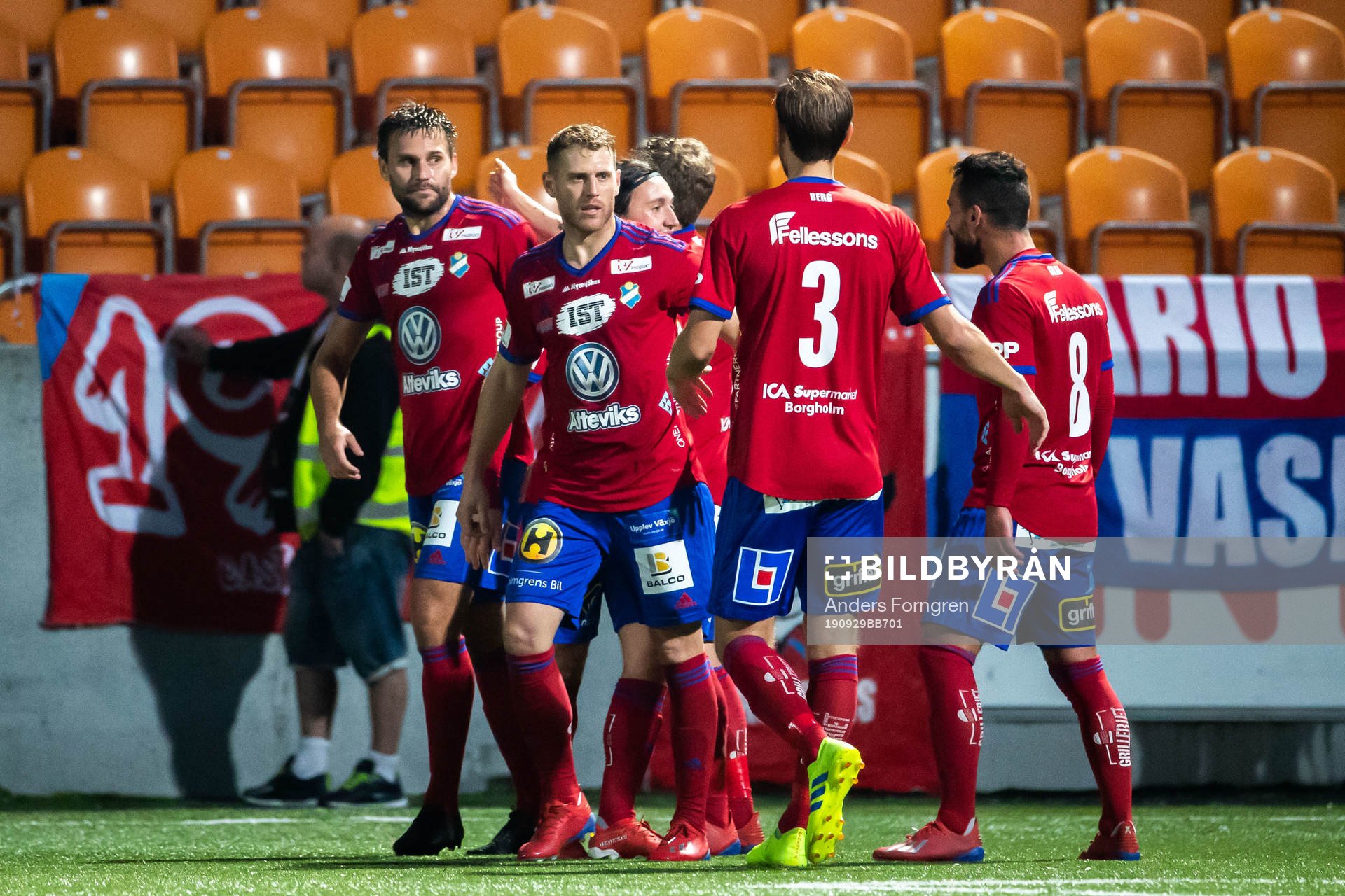 Östers Mattias Pavic jublar med lagkamrater