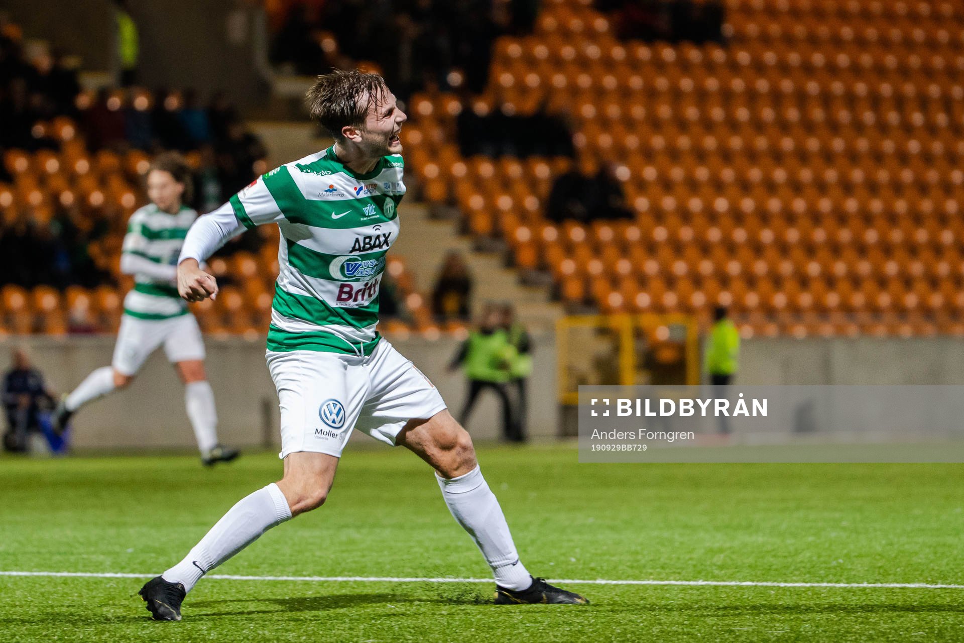 Västerås Jonas Hellgren jublar efter 1-1 under fotbollsmatchen i Superettan mellan Västerås och Öster den 29 september 2019 i Västerås.