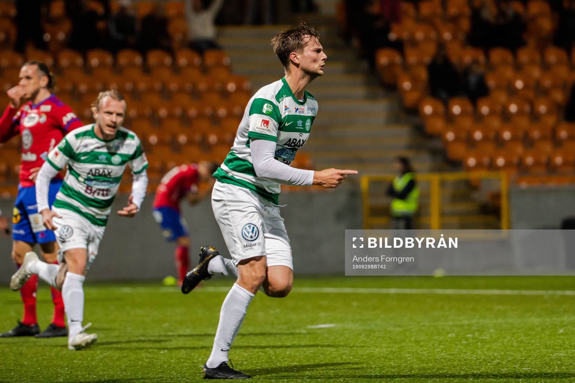 Västerås Jonas Hellgren jublar efter 1-1 under fotbollsmatchen i Superettan mellan Västerås och Öster den 29 september 2019 i Västerås.