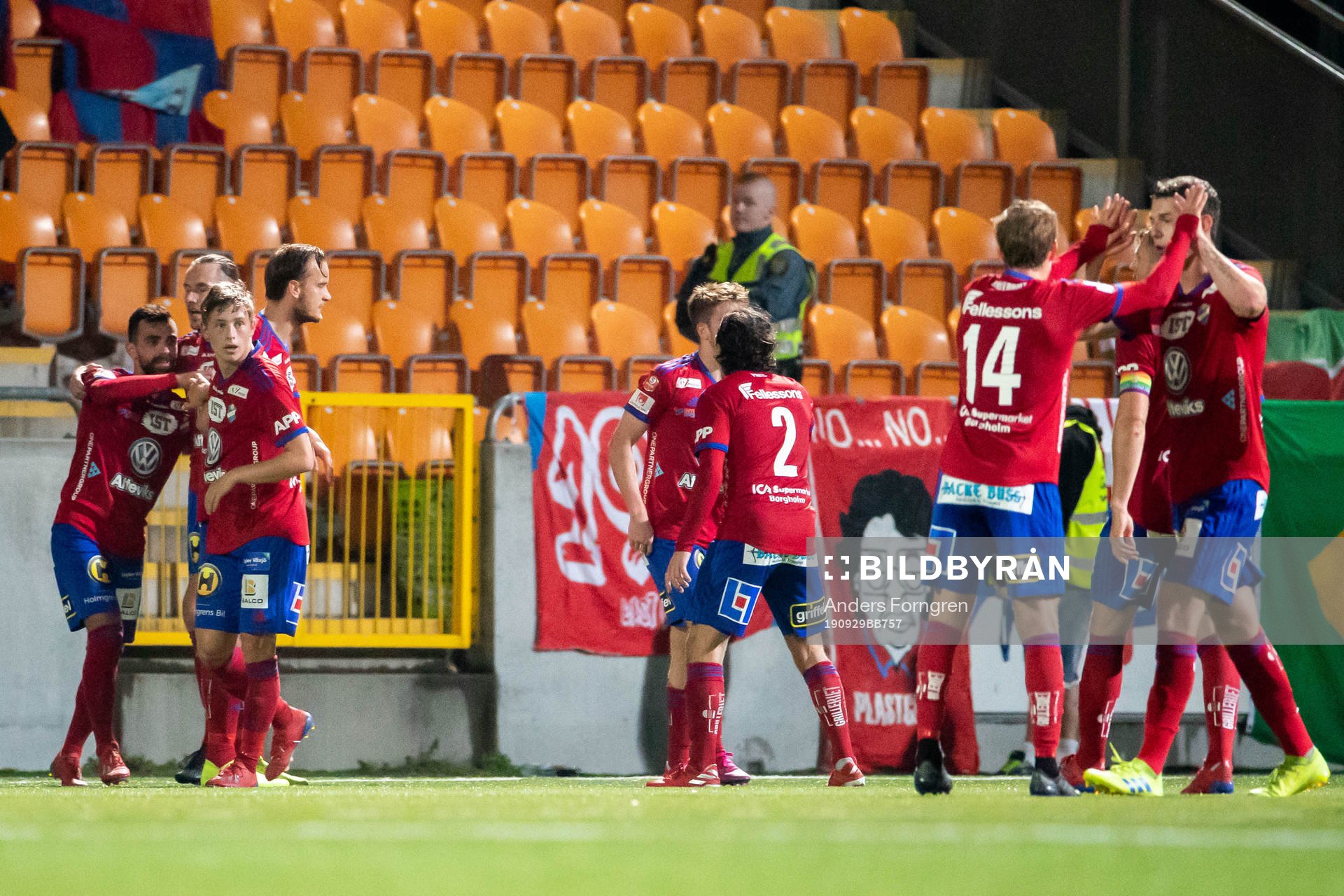 Östers David Johannesson jublar med lagkamrater efter 1-2 under fotbollsmatchen i Superettan mellan Västerås och Öster den 29 september 2019 i Västerås.