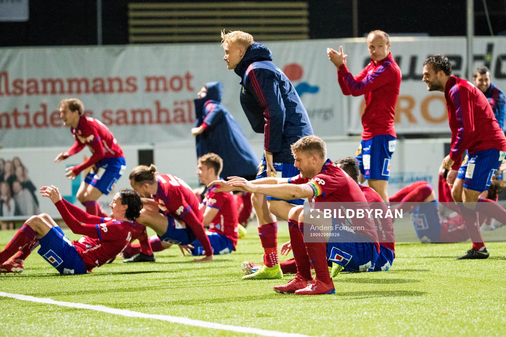 Östers spelare jublar efter fotbollsmatchen i Superettan mellan Västerås och Öster den 29 september 2019 i Västerås.