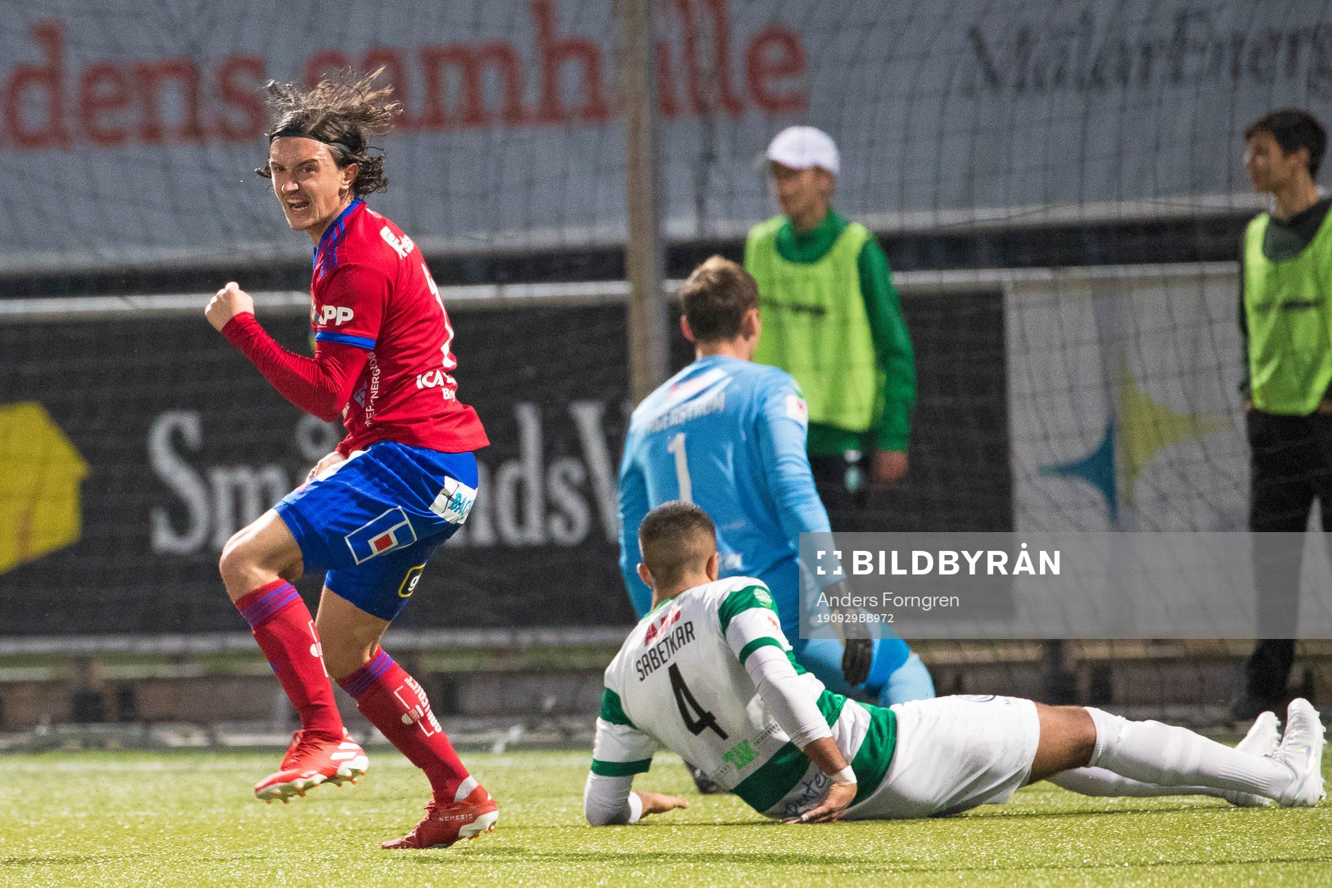 Östers Mattias Pavic jublar ha gjort 0-1, Västerås Sean Sabetkar och Västerås målvakt Anton Fagerström under fotbollsmatchen i Superettan mellan Västerås och Öster den 29 september 2019 i Västerås.